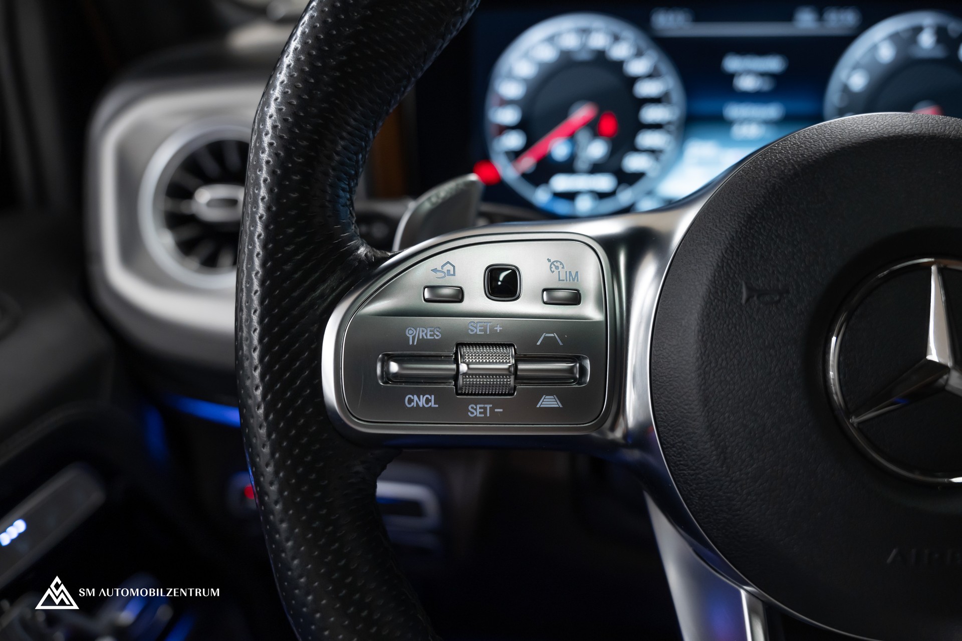 MERCEDES-BENZ G 63 AMG / Wüstensand / Burmester / Massage / 360° / Schiebedach-image-21