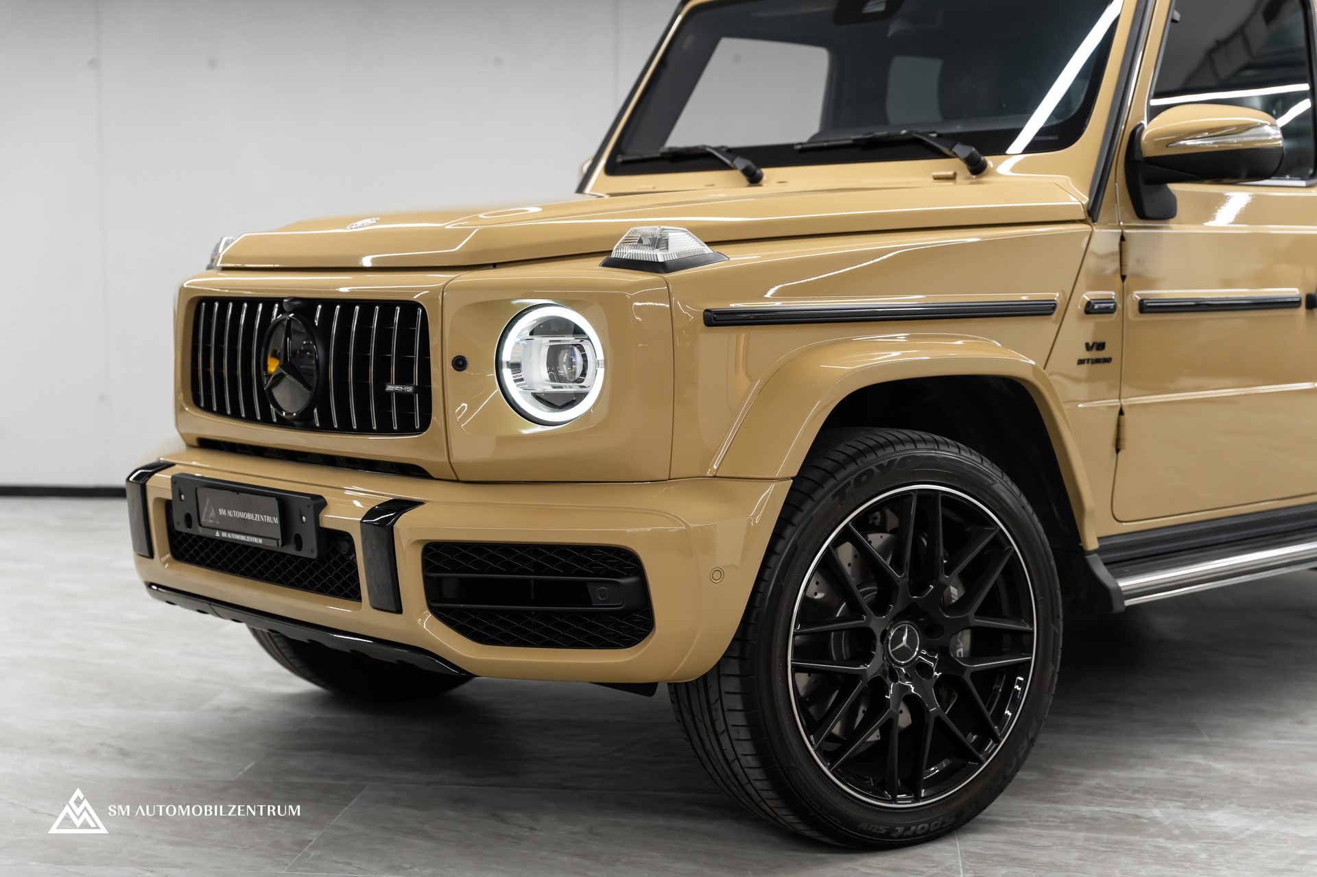 MERCEDES-BENZ G 63 AMG / Wüstensand / Burmester / Massage / 360° / Schiebedach-showroom-element-3