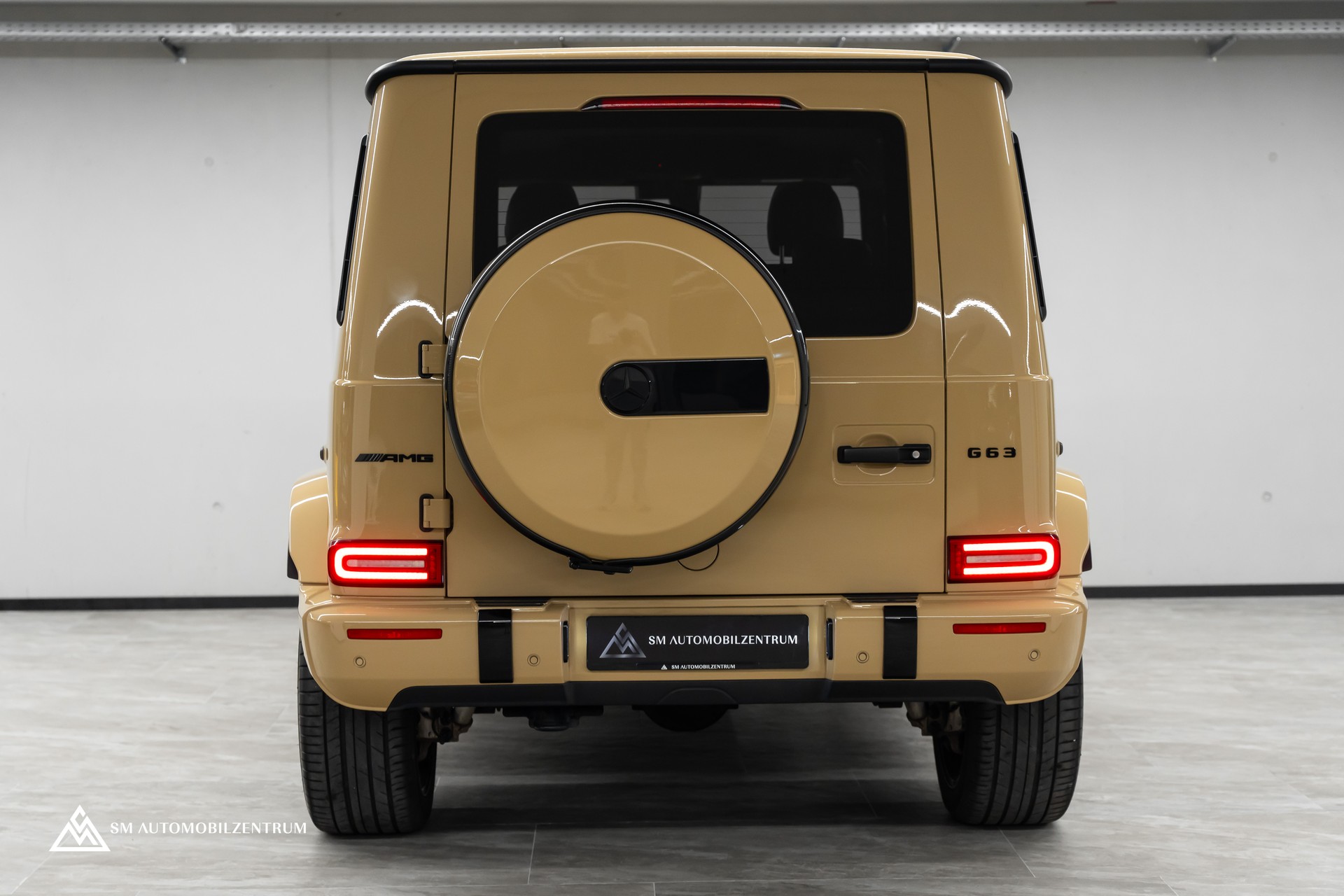 MERCEDES-BENZ G 63 AMG / Wüstensand / Burmester / Massage / 360° / Schiebedach-image-11