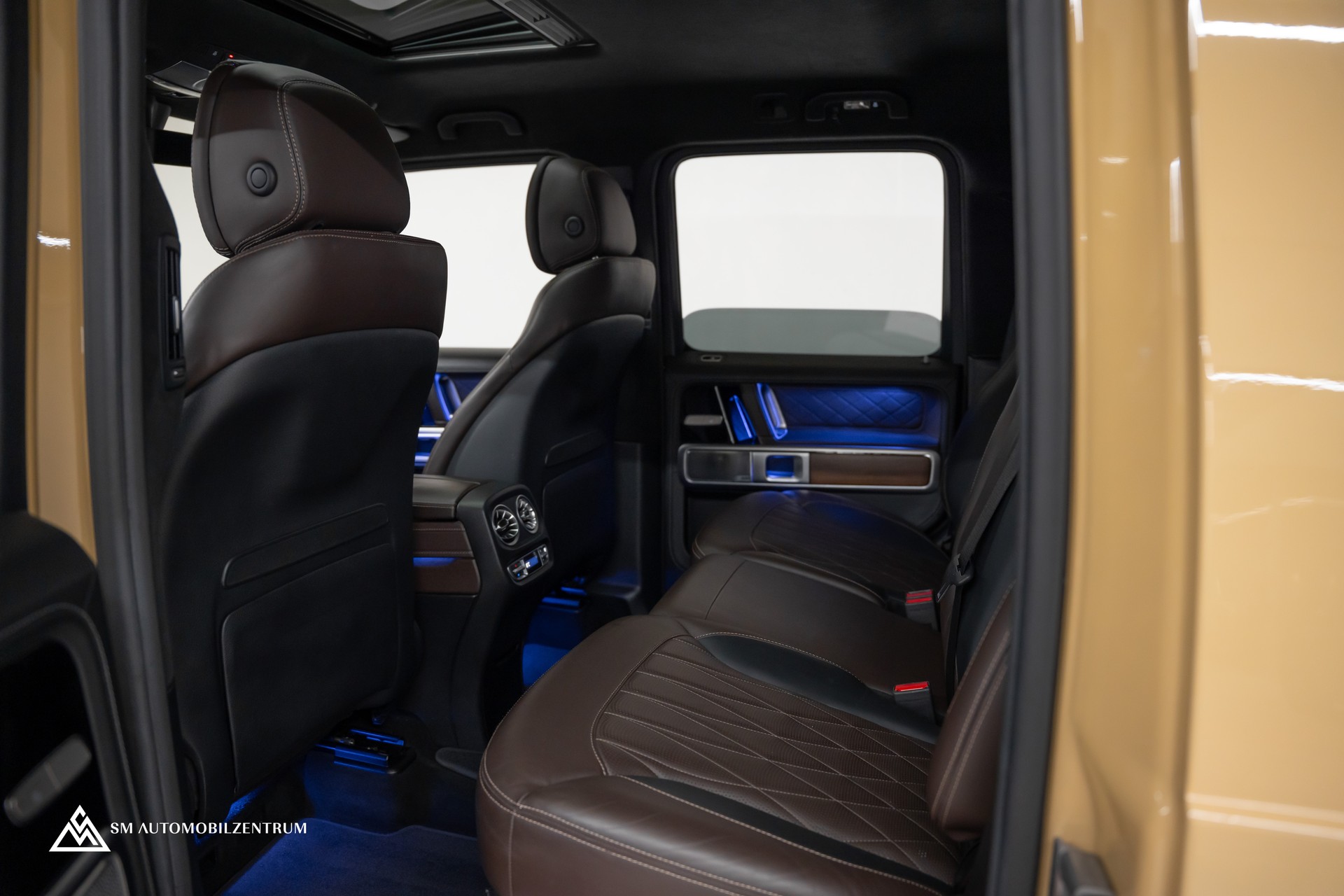 MERCEDES-BENZ G 63 AMG / Wüstensand / Burmester / Massage / 360° / Schiebedach-image-18