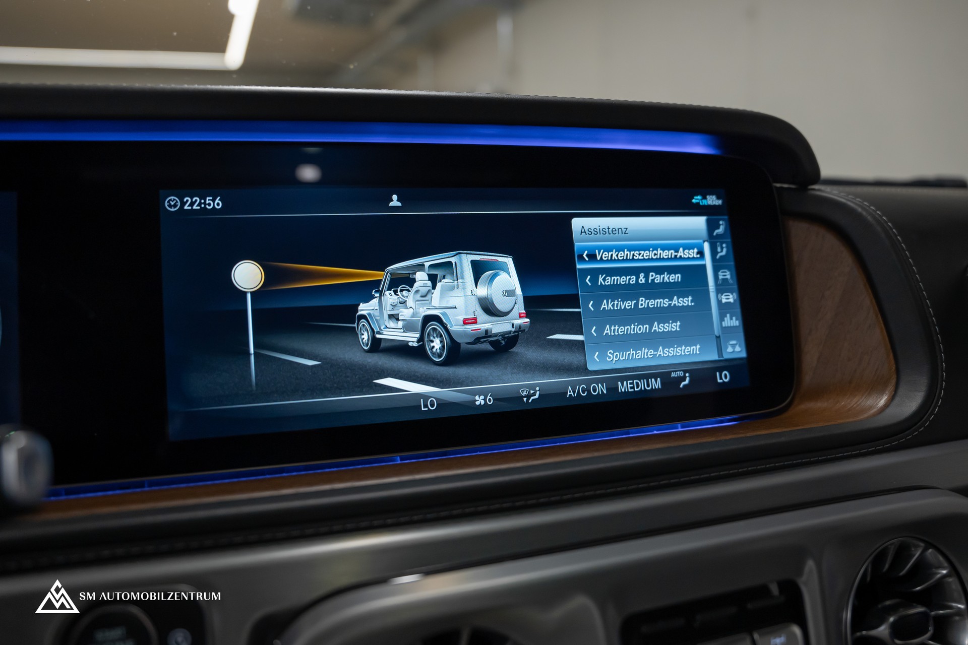 MERCEDES-BENZ G 63 AMG / Wüstensand / Burmester / Massage / 360° / Schiebedach-image-30