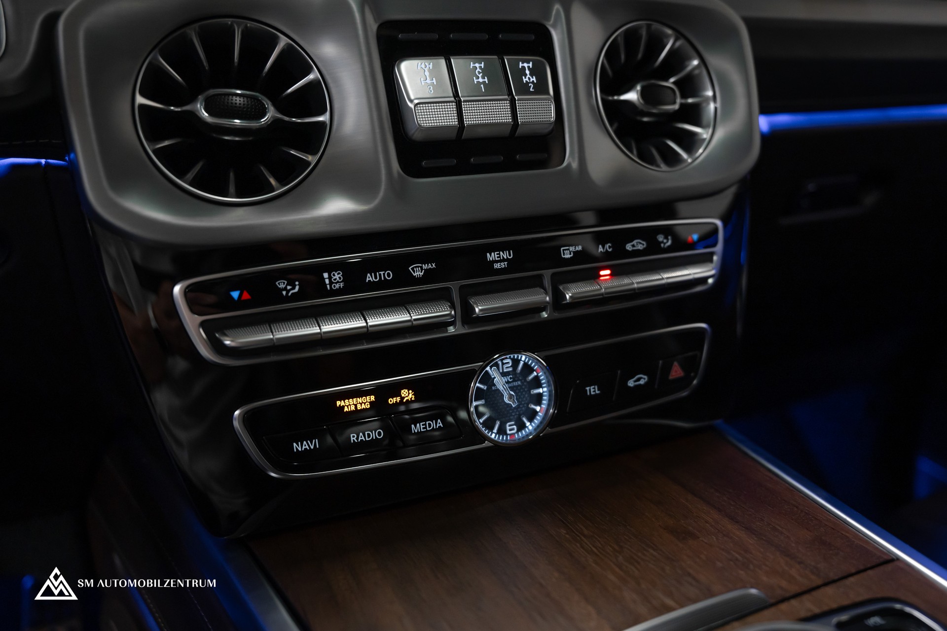 MERCEDES-BENZ G 63 AMG / Wüstensand / Burmester / Massage / 360° / Schiebedach-image-25