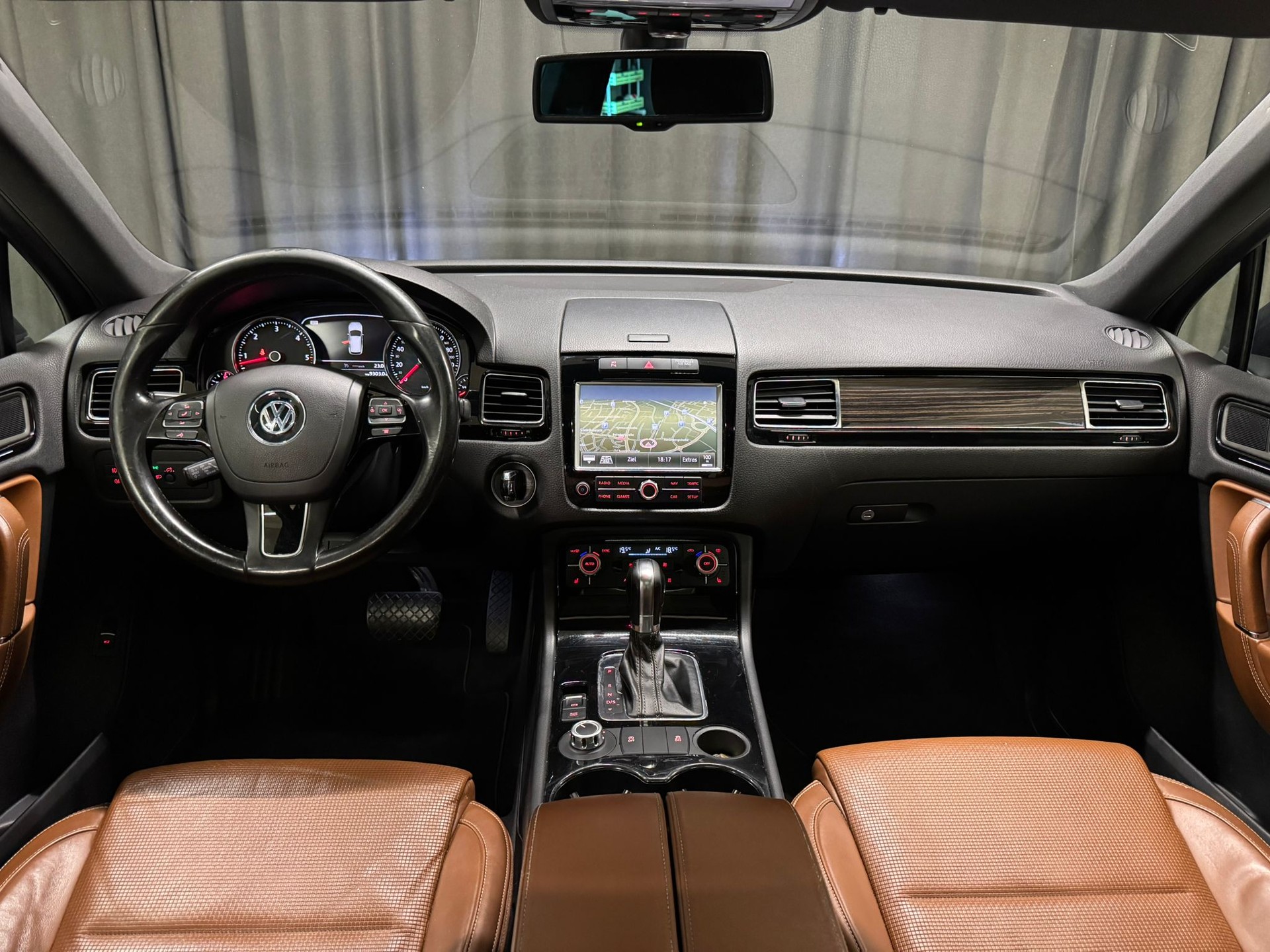 VW Touareg 3.0 TDI BlueMotion Technology Tiptronic-image-12