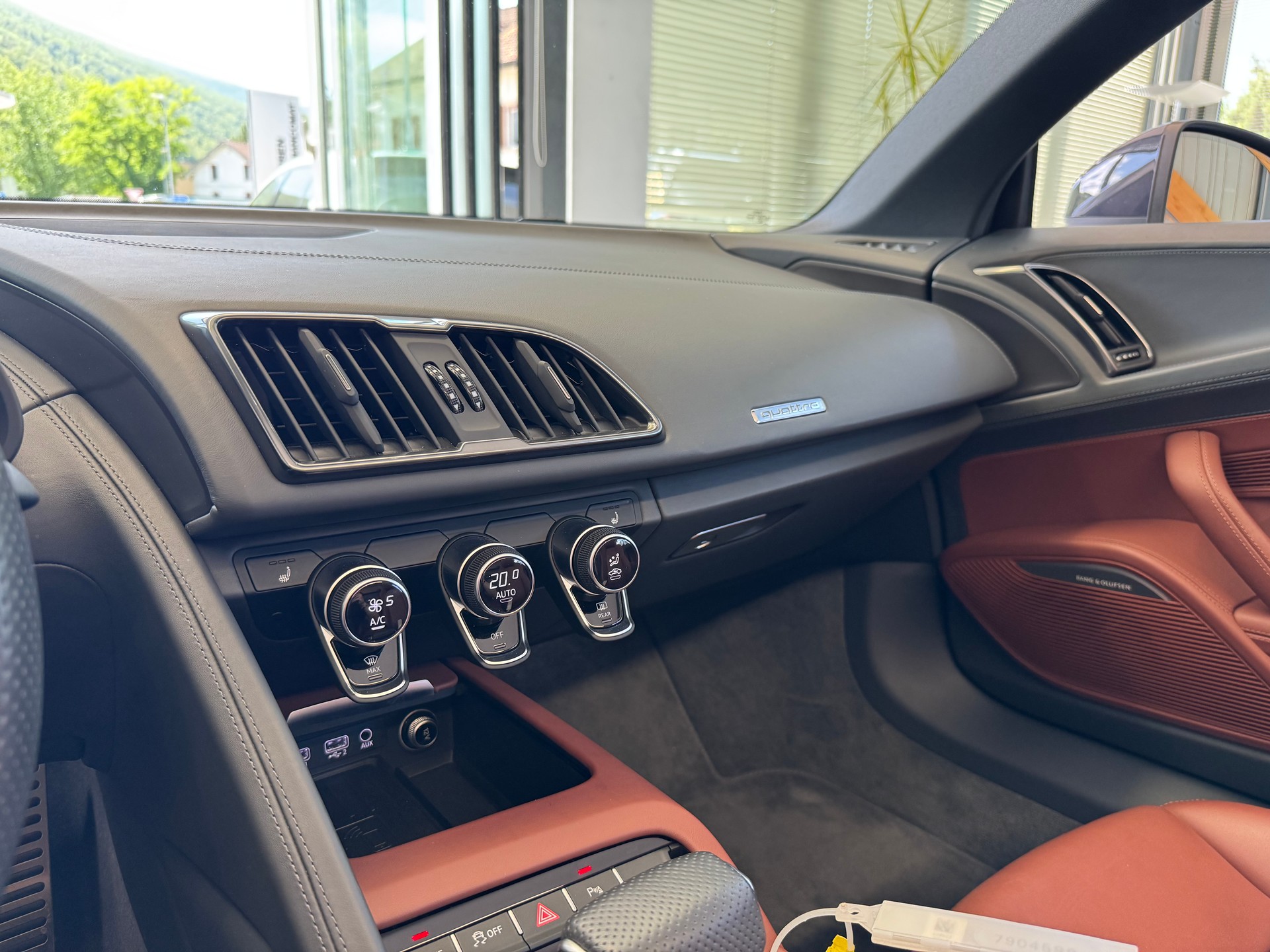 AUDI R8 Spyder 5.2 S-Tronic *NO OPF*-image-15