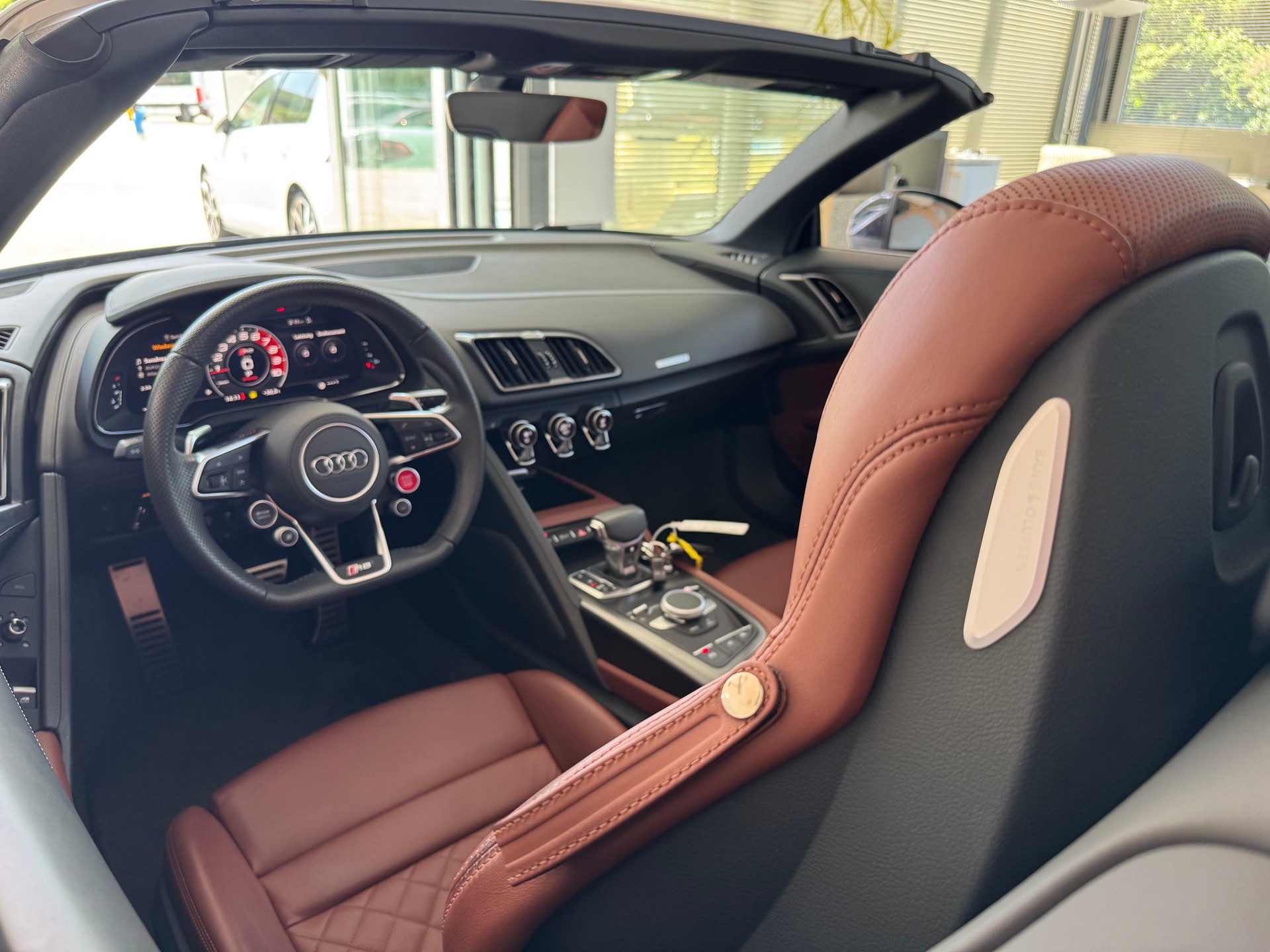 AUDI R8 Spyder 5.2 S-Tronic *NO OPF*-image-10