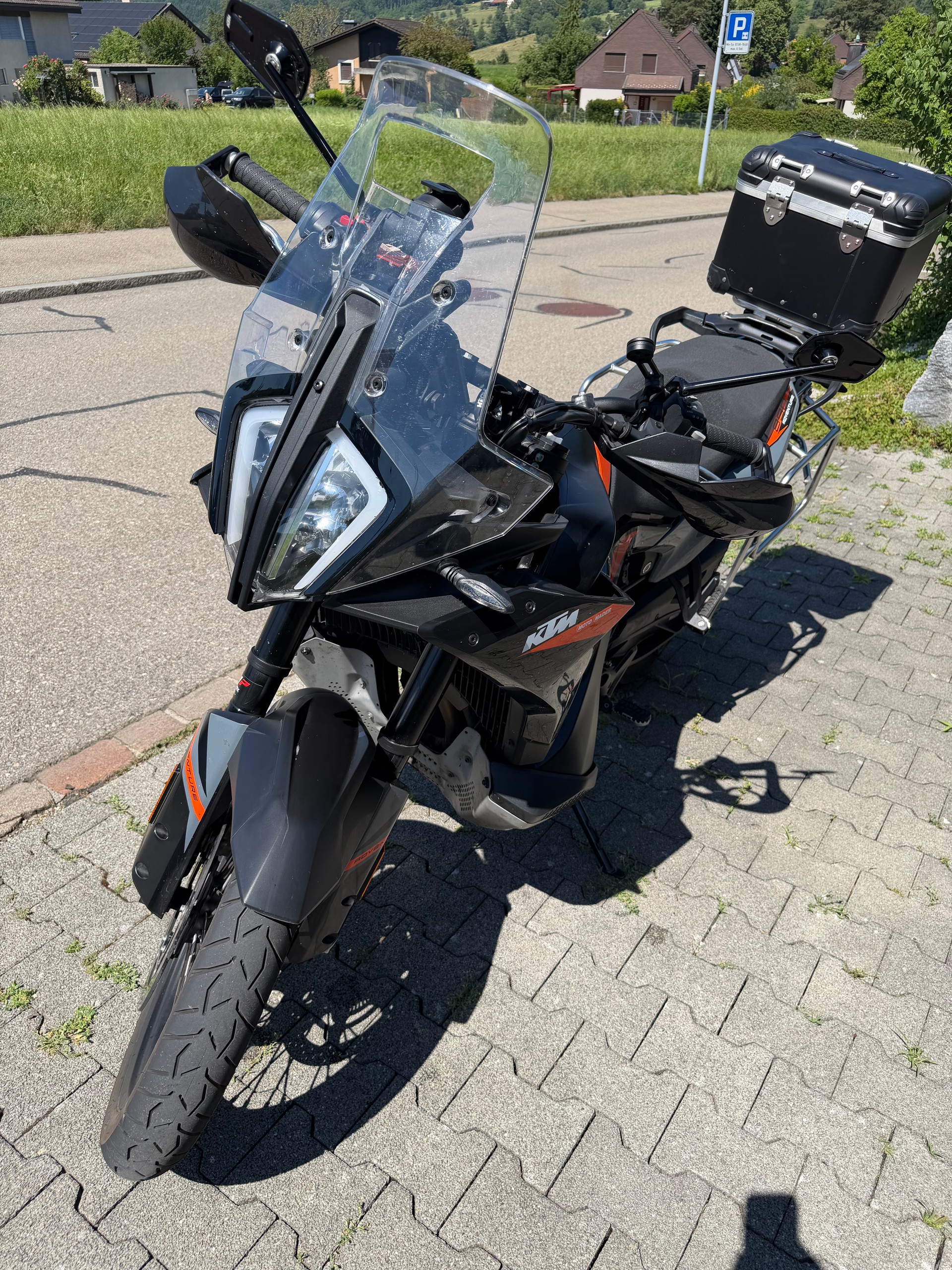 KTM 890 Adventure-image-2