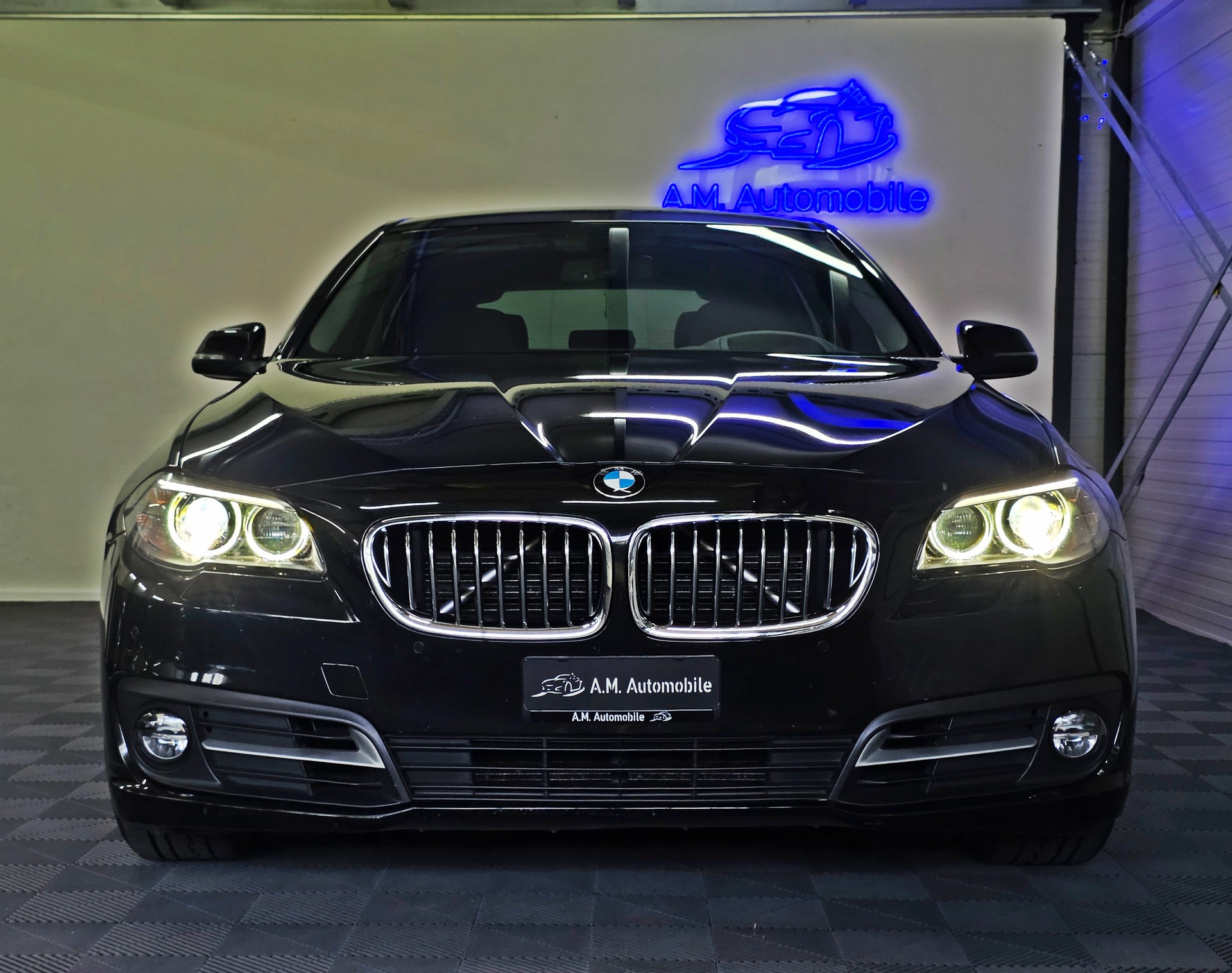BMW 525d Touring xDrive Steptronic-showroom-element-1