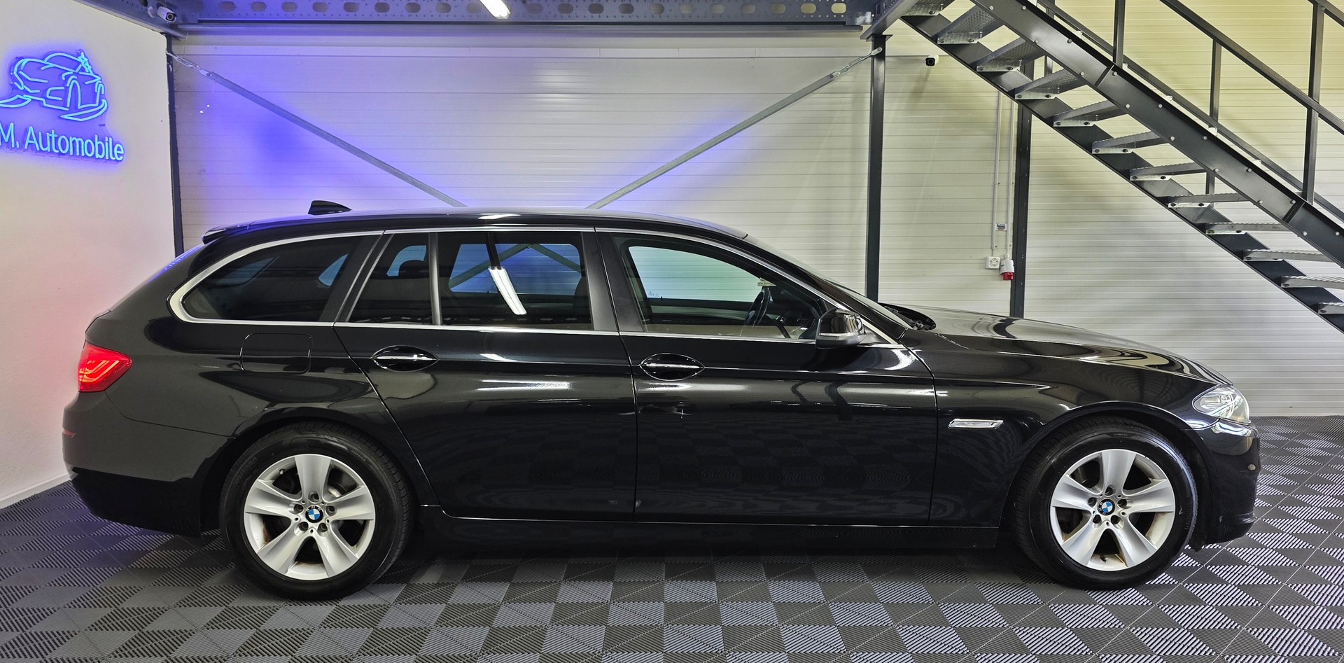 BMW 525d Touring xDrive Steptronic-showroom-element-3