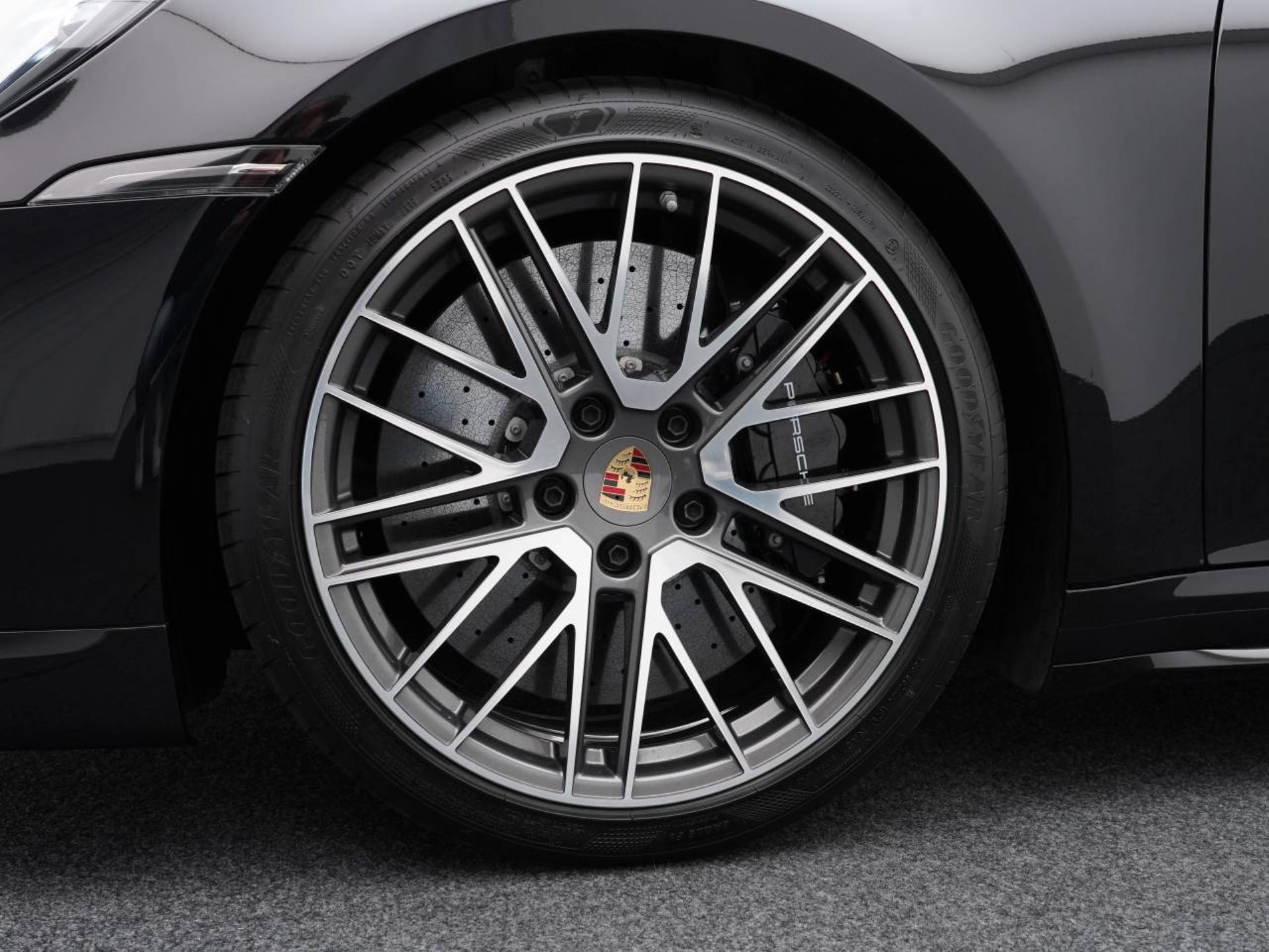 PORSCHE 911 Turbo S Cabriolet-image-10