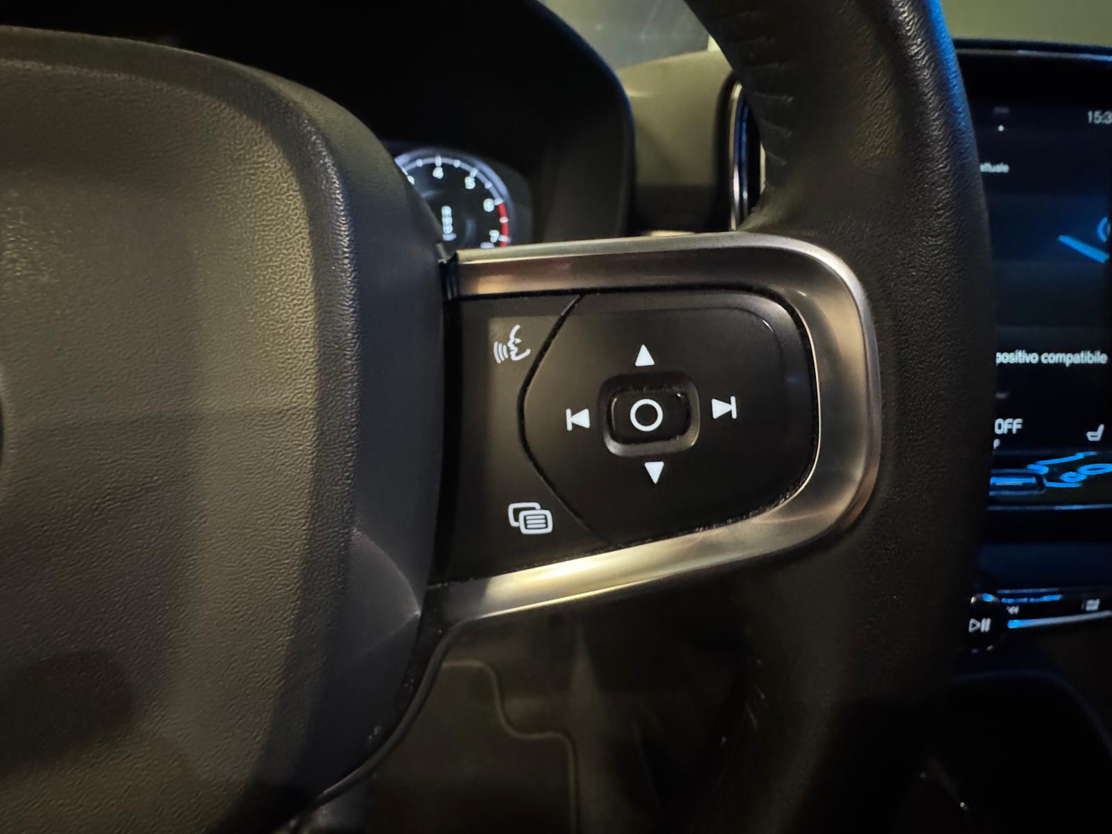 VOLVO XC40 T3 Momentum Geartronic-image-18
