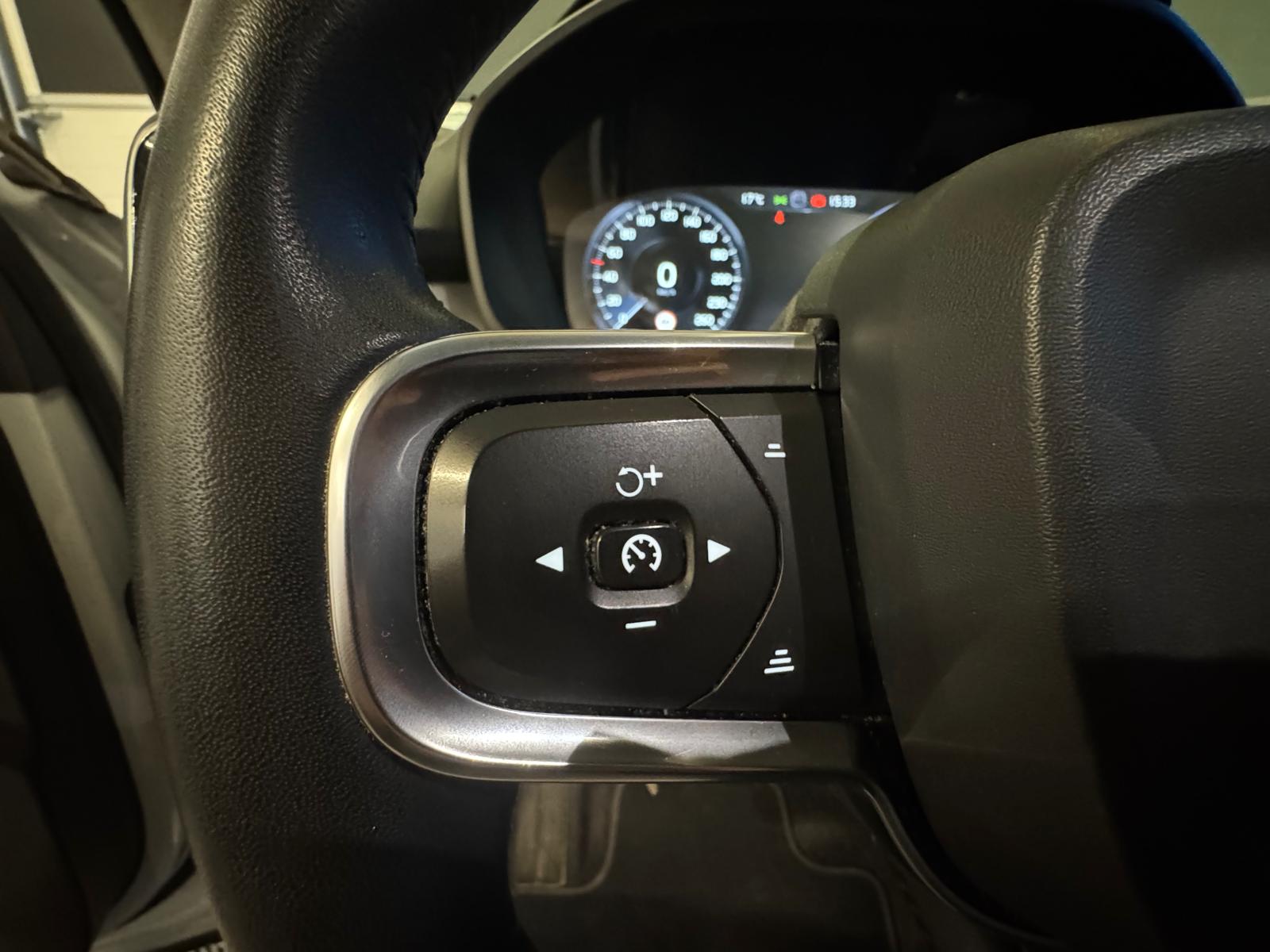 VOLVO XC40 T3 Momentum Geartronic-image-17