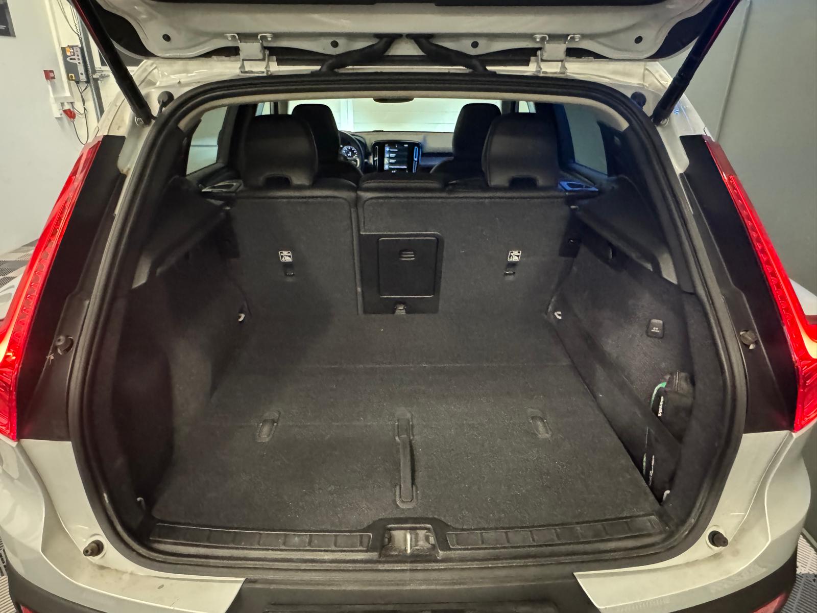 VOLVO XC40 T3 Momentum Geartronic-image-24