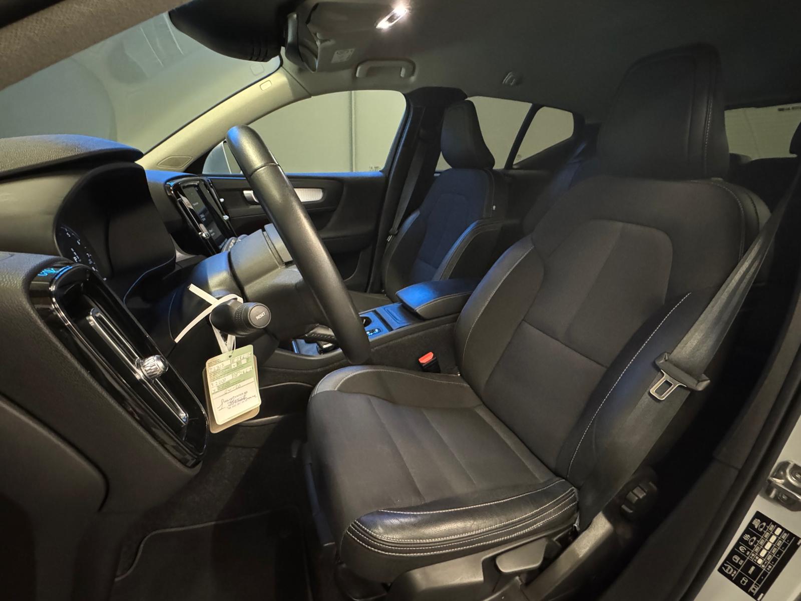 VOLVO XC40 T3 Momentum Geartronic-image-9