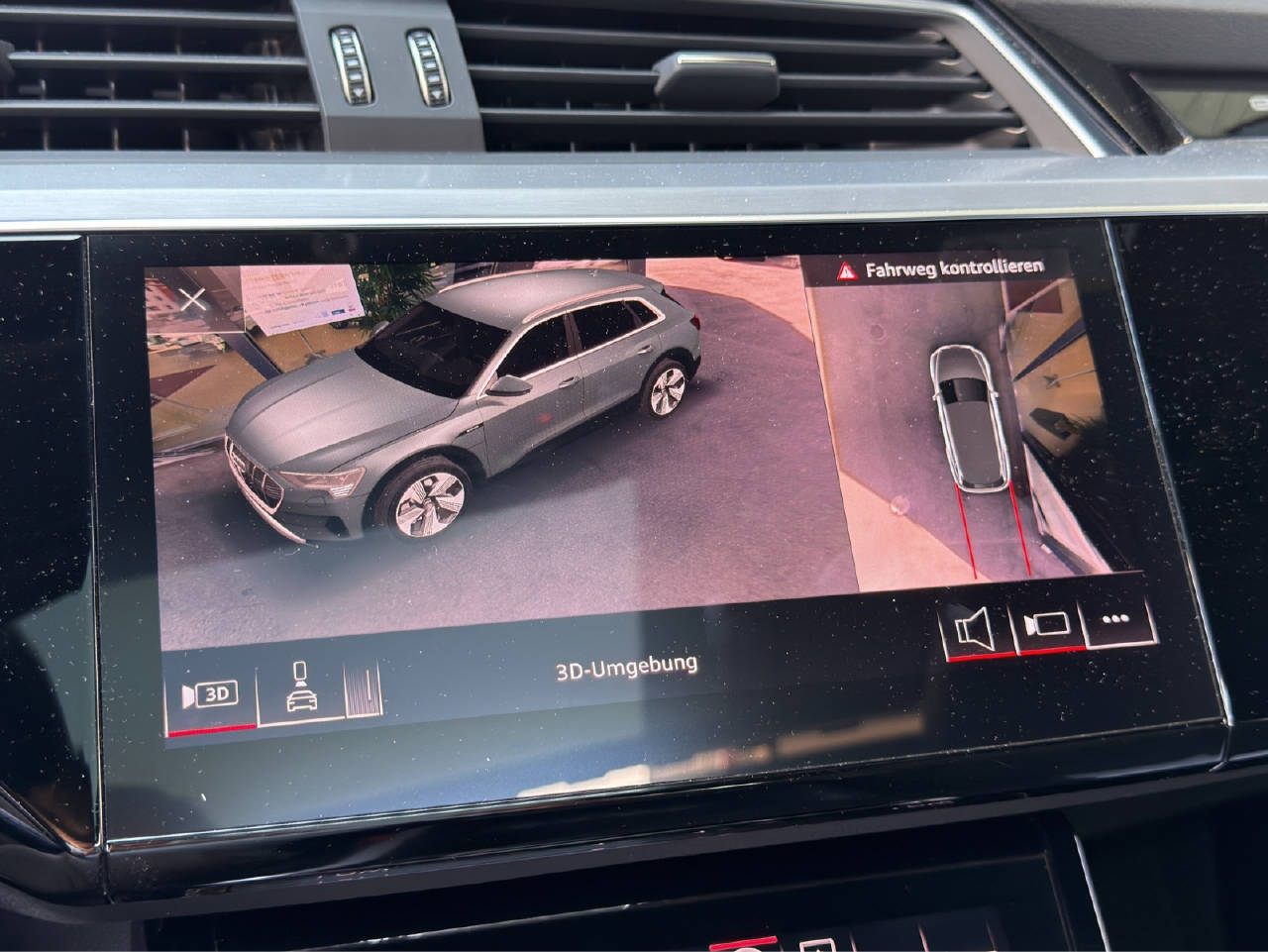 AUDI e-tron 50 Advanced quattro-image-16