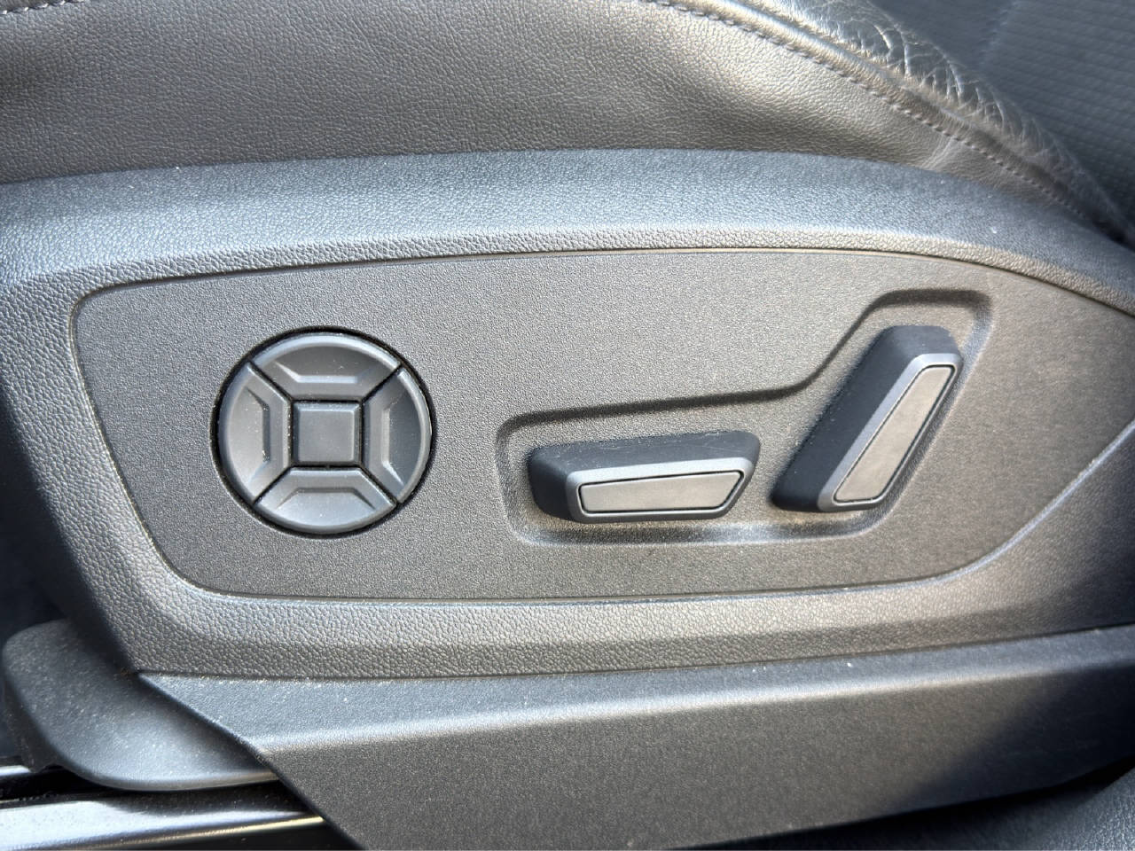 AUDI e-tron 50 Advanced quattro-image-12