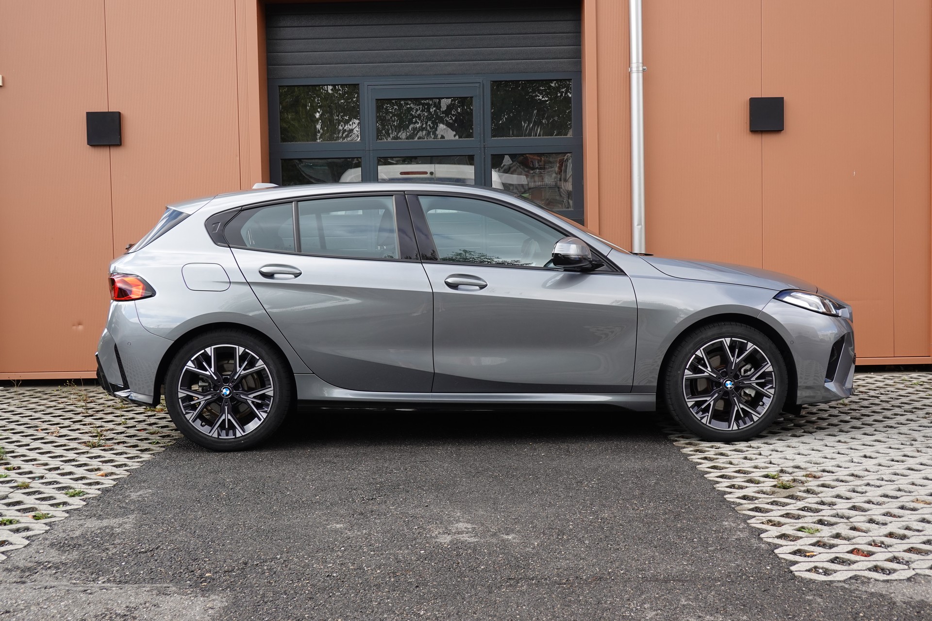 BMW 120 M Sport Steptronic - "LEASING DES 2,9% * Caméra Recul + Capteurs * Drive Select * Cuir/Alcantara"-showroom-element-3