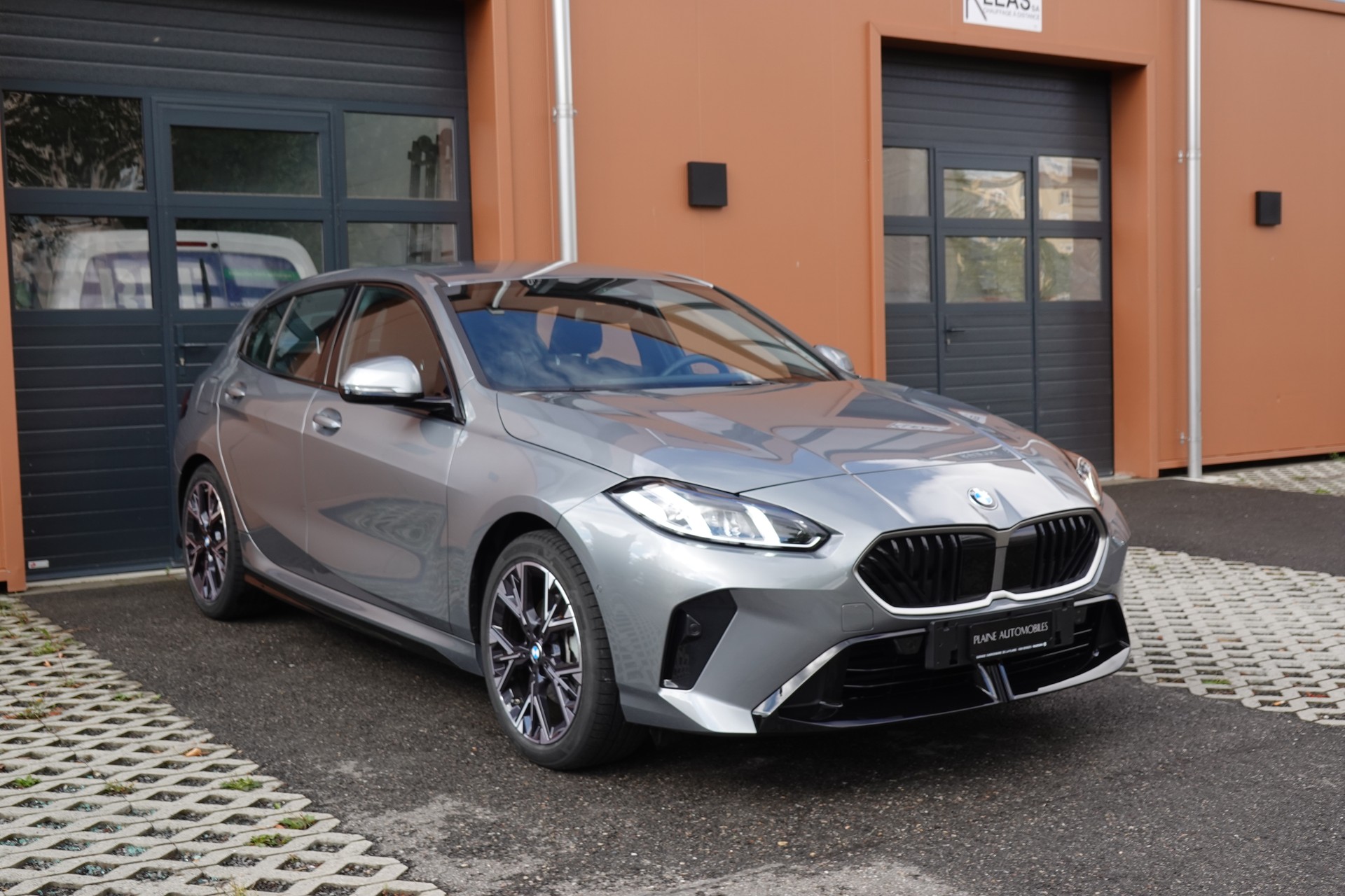 BMW 120 M Sport Steptronic - "LEASING DES 2,9% * Caméra Recul + Capteurs * Drive Select * Cuir/Alcantara"-showroom-element-2