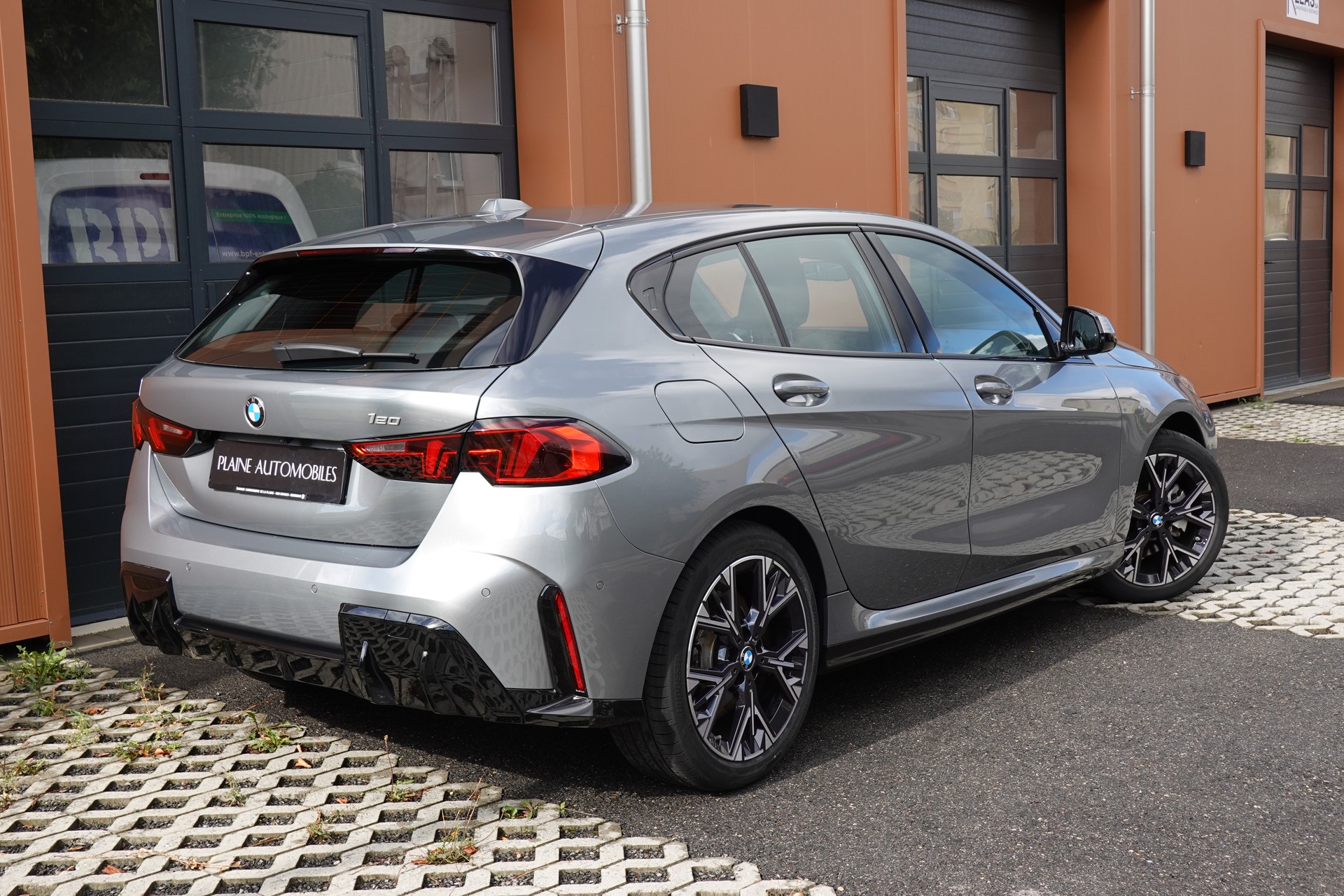 BMW 120 M Sport Steptronic - "LEASING DES 2,9% * Caméra Recul + Capteurs * Drive Select * Cuir/Alcantara"-image-6