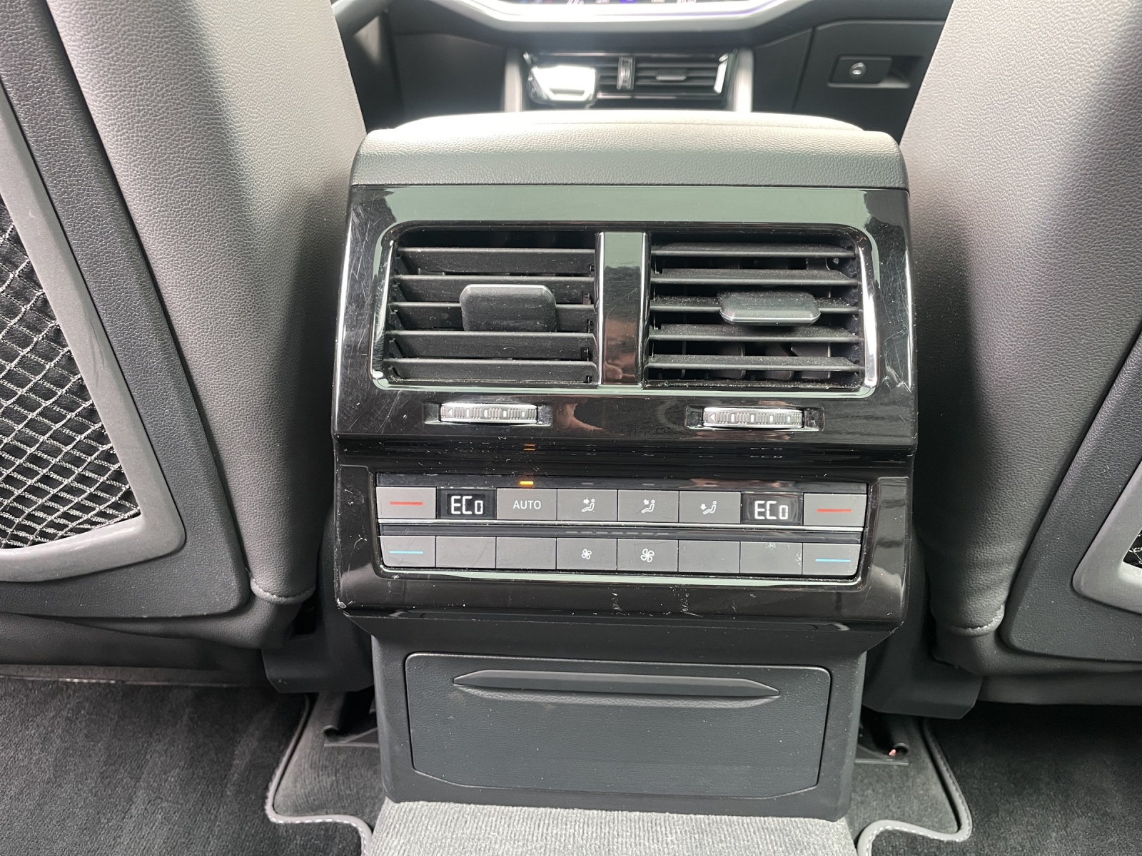 VW Touareg 3.0 TDI R Line Tiptronic-image-19