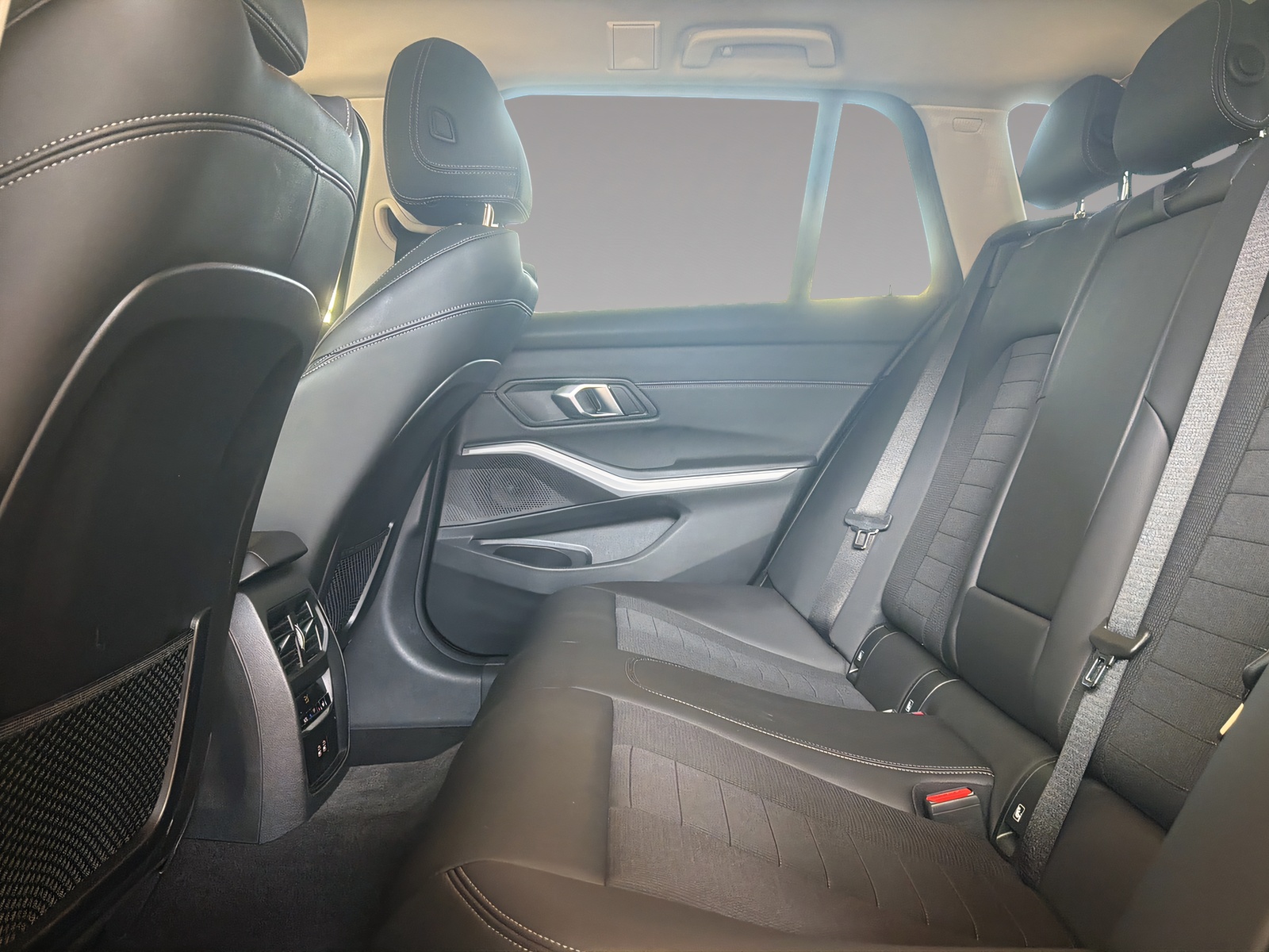 BMW 320d xDrive-image-15
