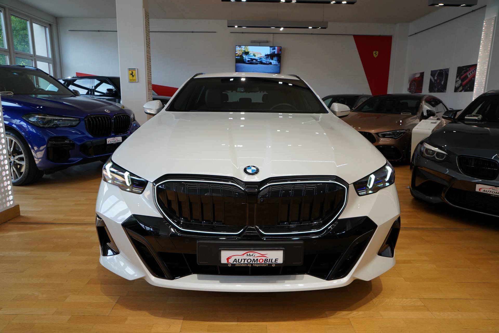 BMW 520d xDrive 48V Touring M Sport Pro Steptronic-showroom-element-1