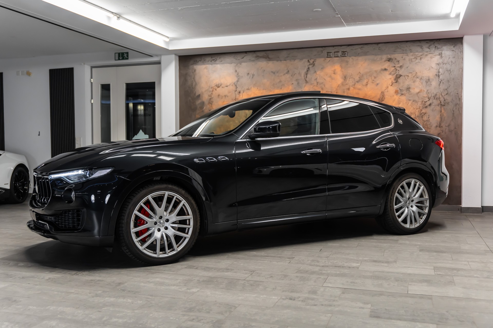 MASERATI Levante S 3.0 V6 Automatica *CH-Fahrzeug*Panorama*Fahrassist*360°*Alcantara*-showroom-element-1