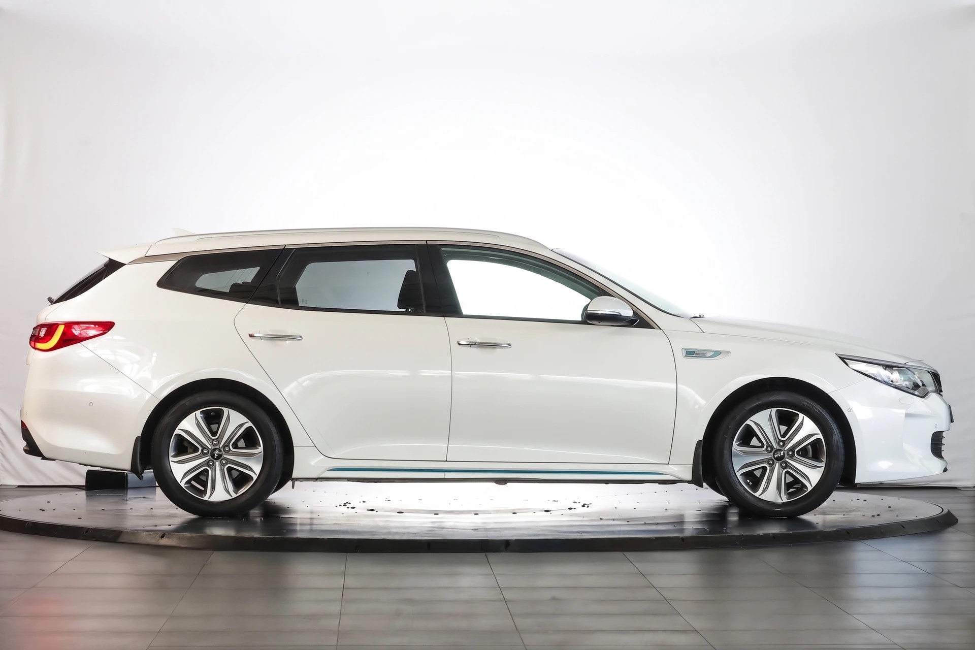 KIA Optima SW 2.0 T-GDI Plug-in Hybrid Automat Caméra 360° / Sièges ventilés / Attelage-image-5