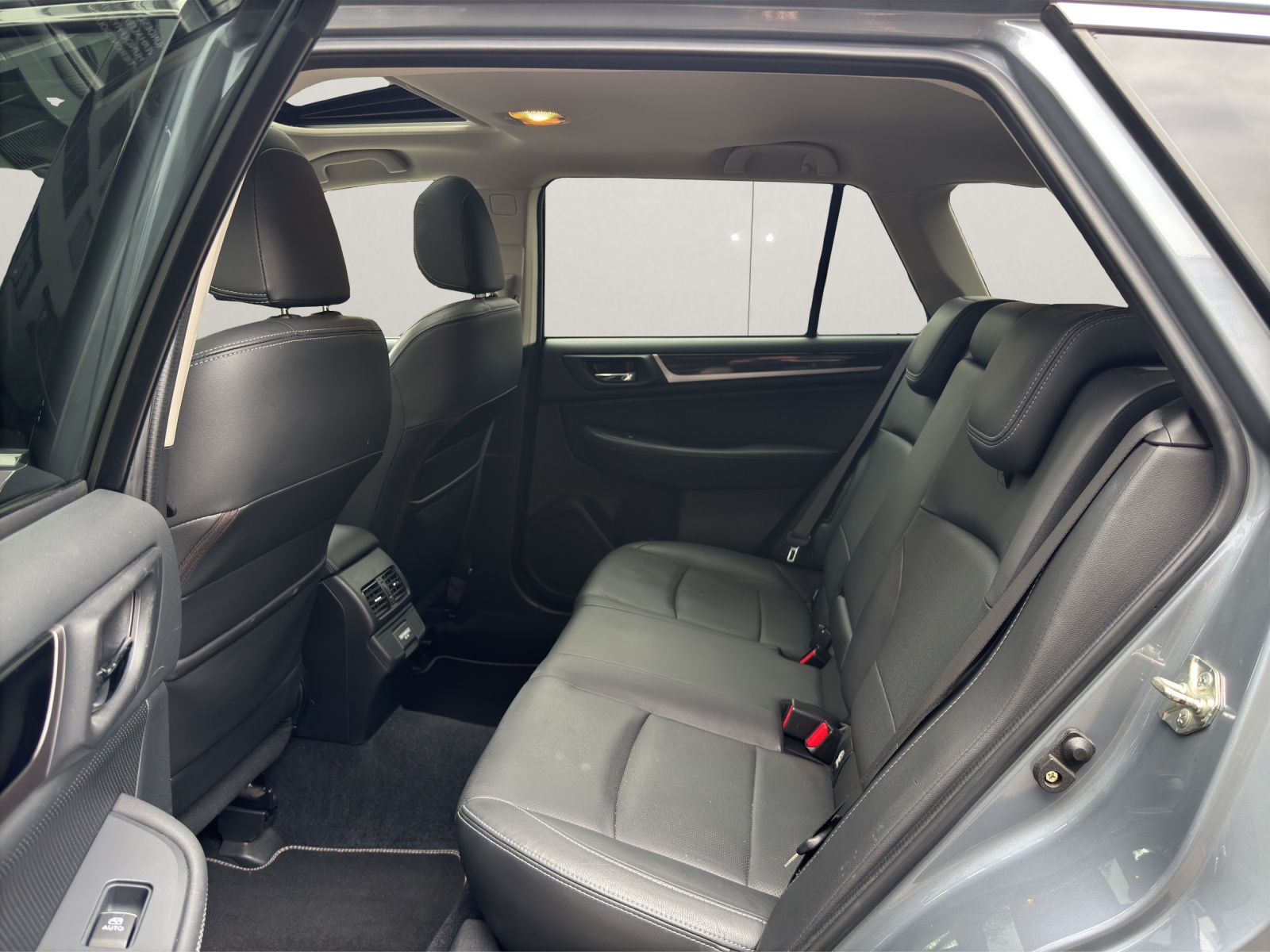 SUBARU Outback 2.5i Luxury AWD Lineartronic-image-12