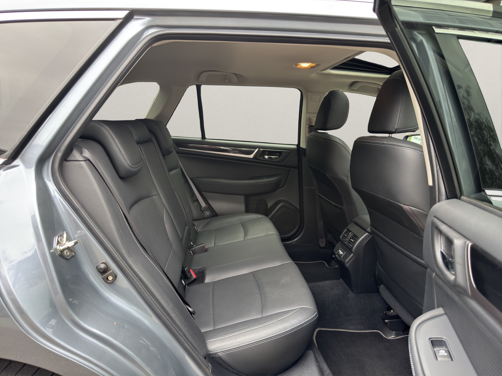 SUBARU Outback 2.5i Luxury AWD Lineartronic-image-13