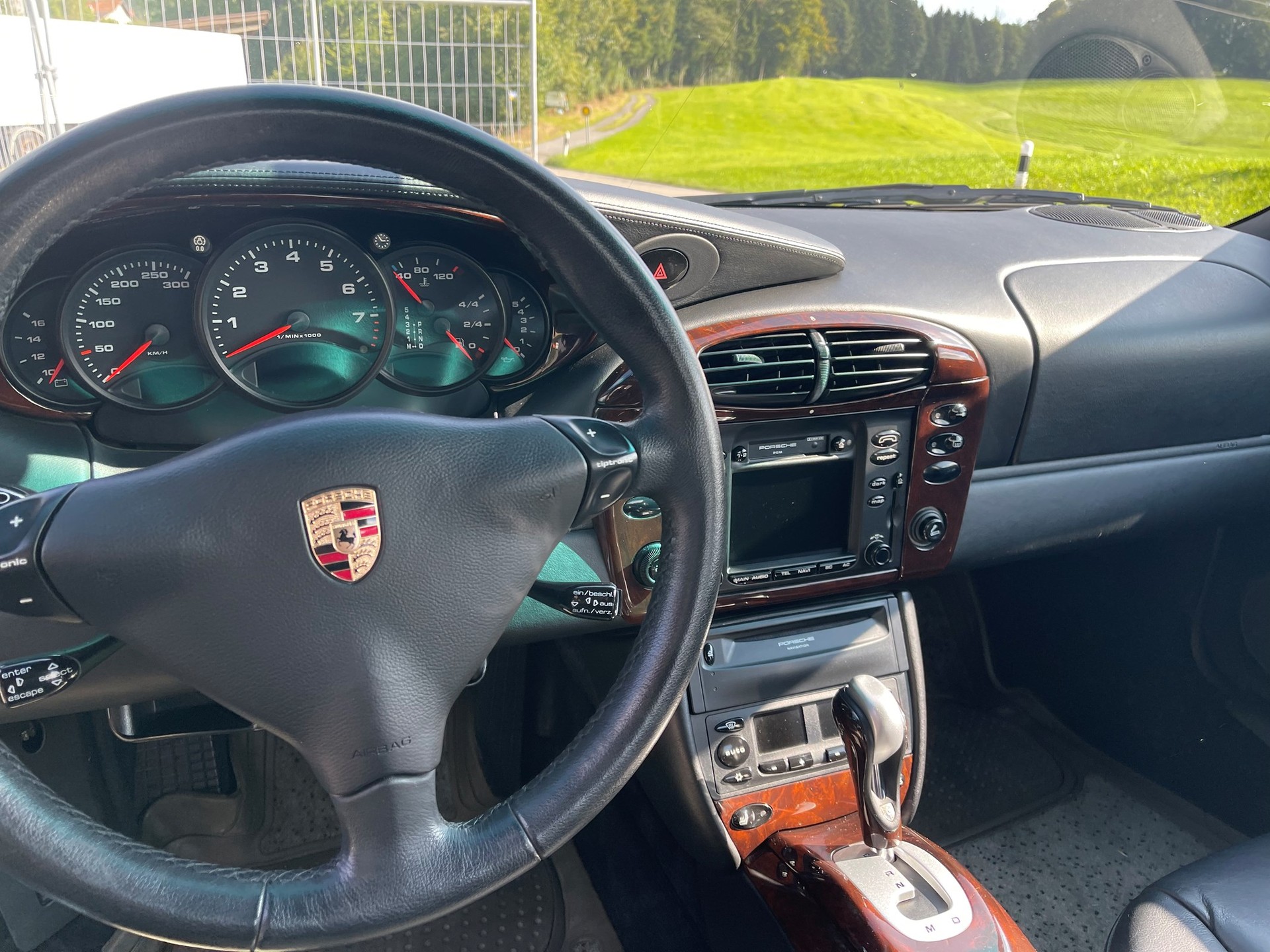 PORSCHE 911 Carrera 4-image-9