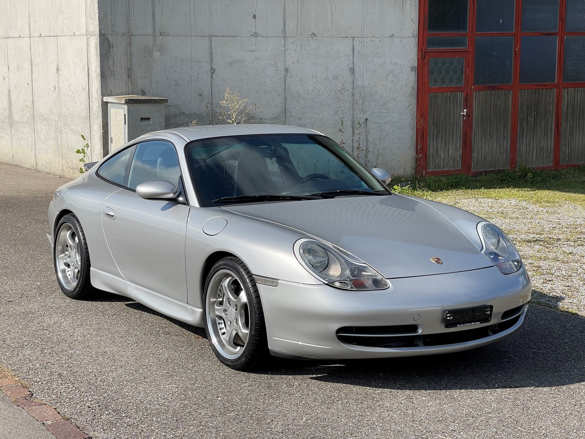 PORSCHE 911 Carrera 4-image-4