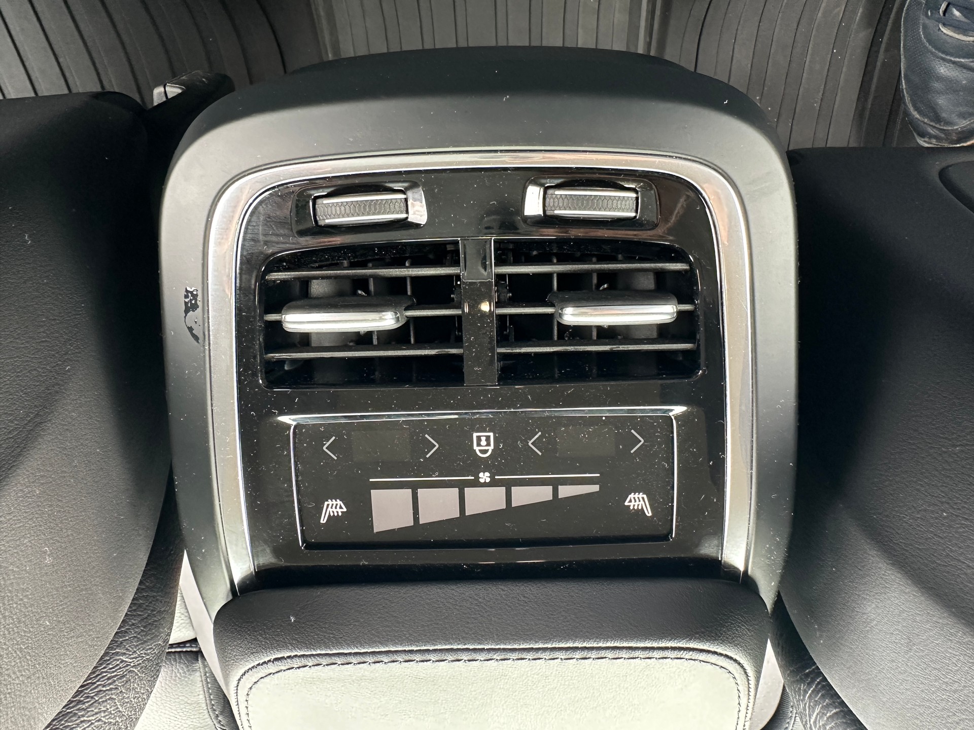 VOLVO XC90 B5 Benzin Mild Hybrid AWD Plus Dark Geartronic-image-11