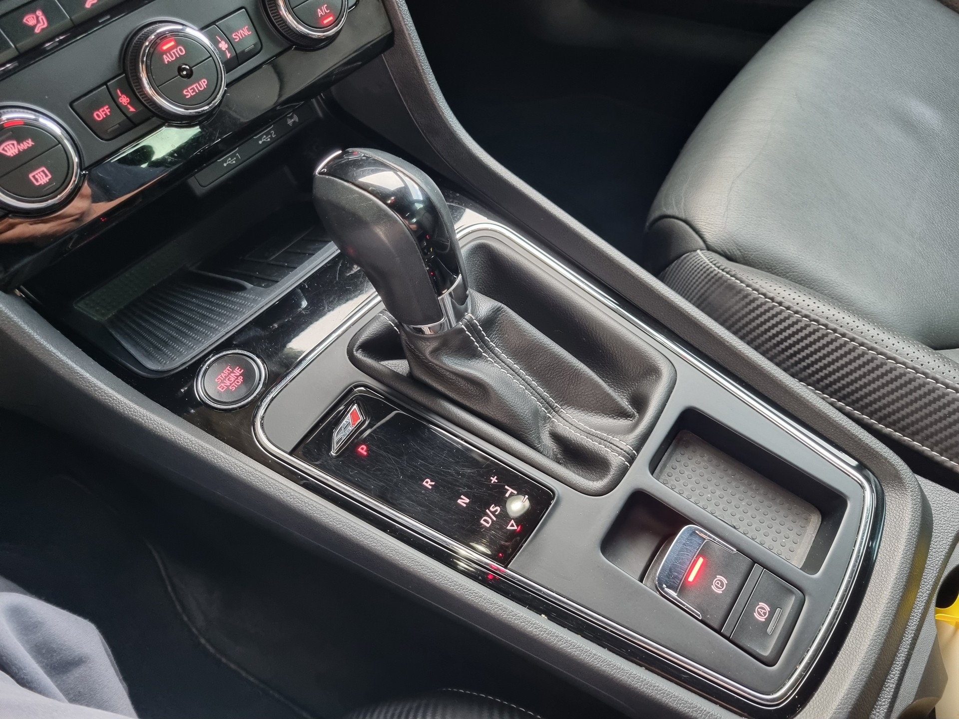 SEAT Leon 2.0 TSI Cupra 300 DSG-image-12