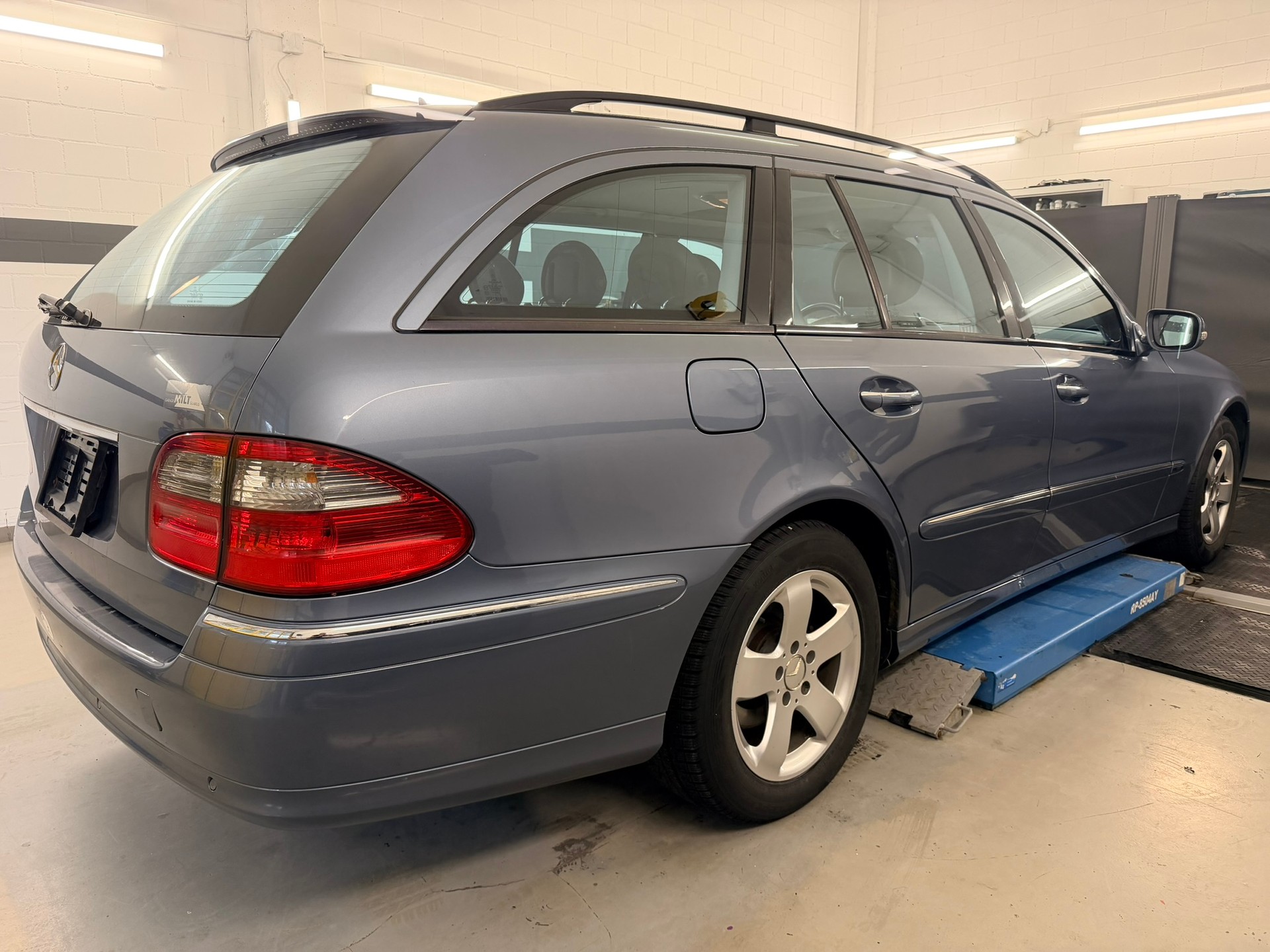 MERCEDES-BENZ E 320 CDI Avantgarde 4Matic Automatic-showroom-element-3