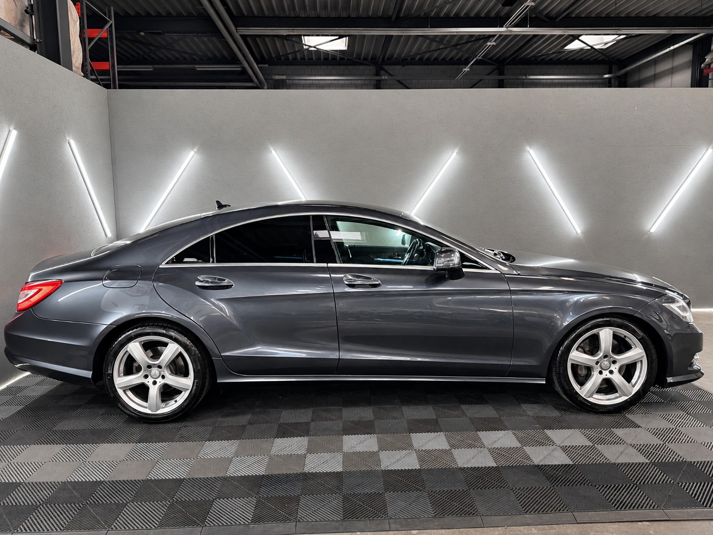 MERCEDES-BENZ CLS 350 CDI 4Matic 7G-Tronic AMG-Line-image-2