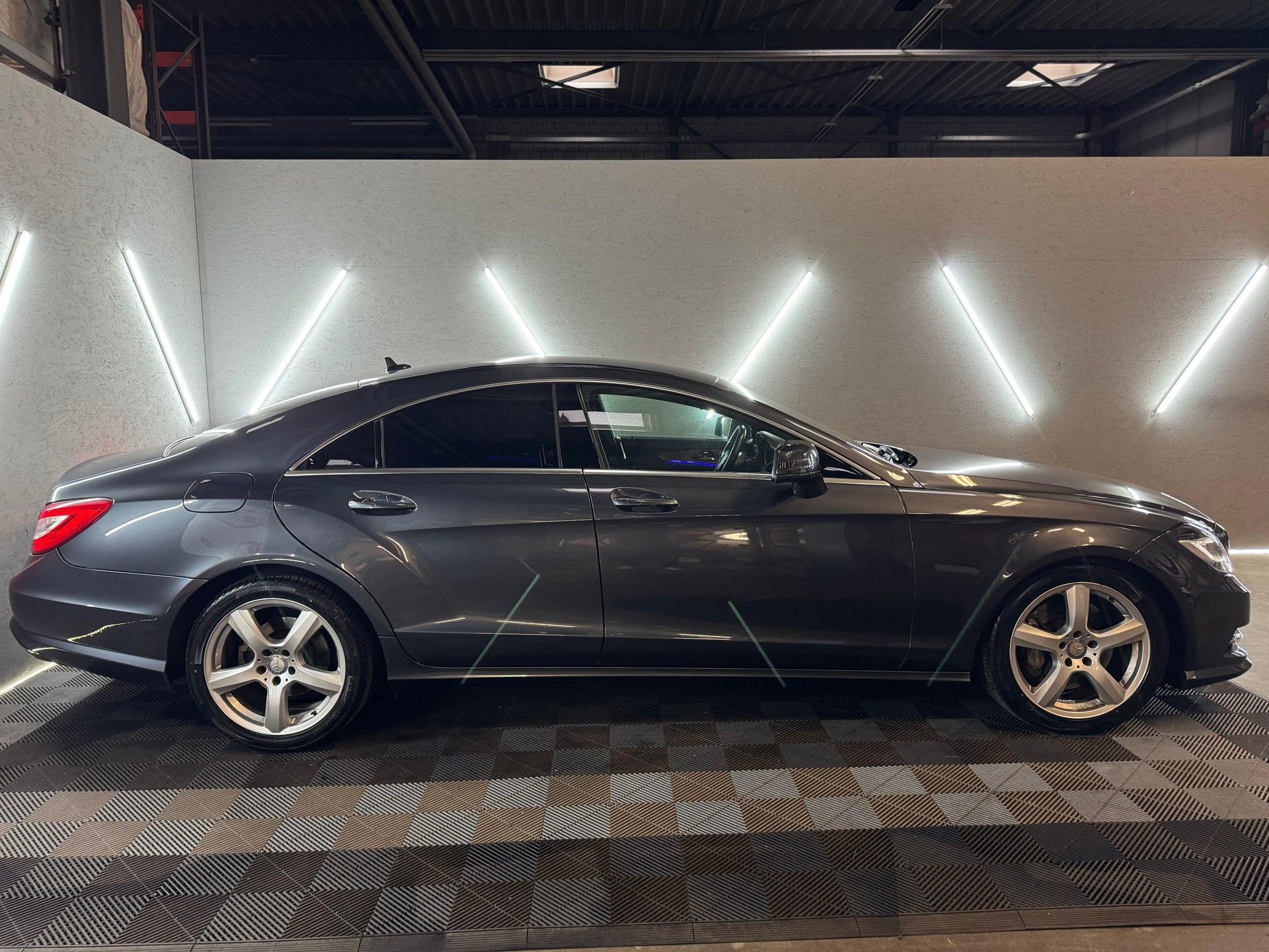 MERCEDES-BENZ CLS 350 CDI 4Matic 7G-Tronic AMG-Line-image-3