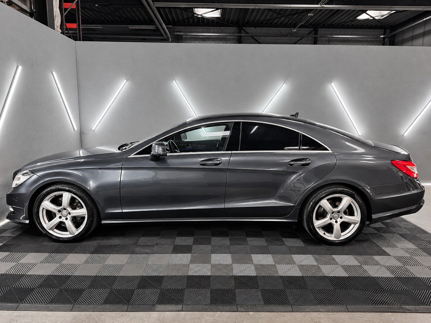MERCEDES-BENZ CLS 350 CDI 4Matic 7G-Tronic AMG-Line-image-3