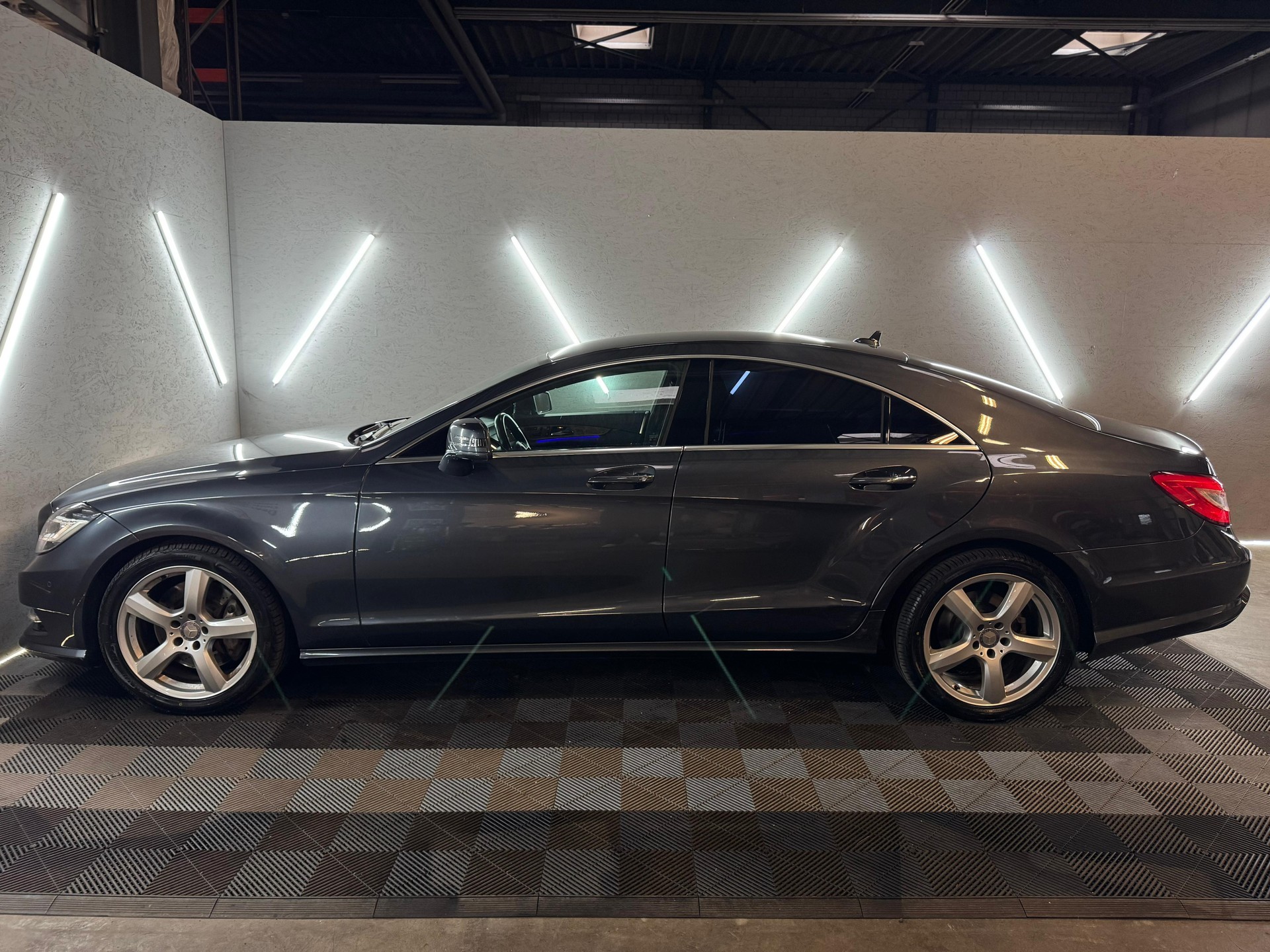 MERCEDES-BENZ CLS 350 CDI 4Matic 7G-Tronic AMG-Line-image-4