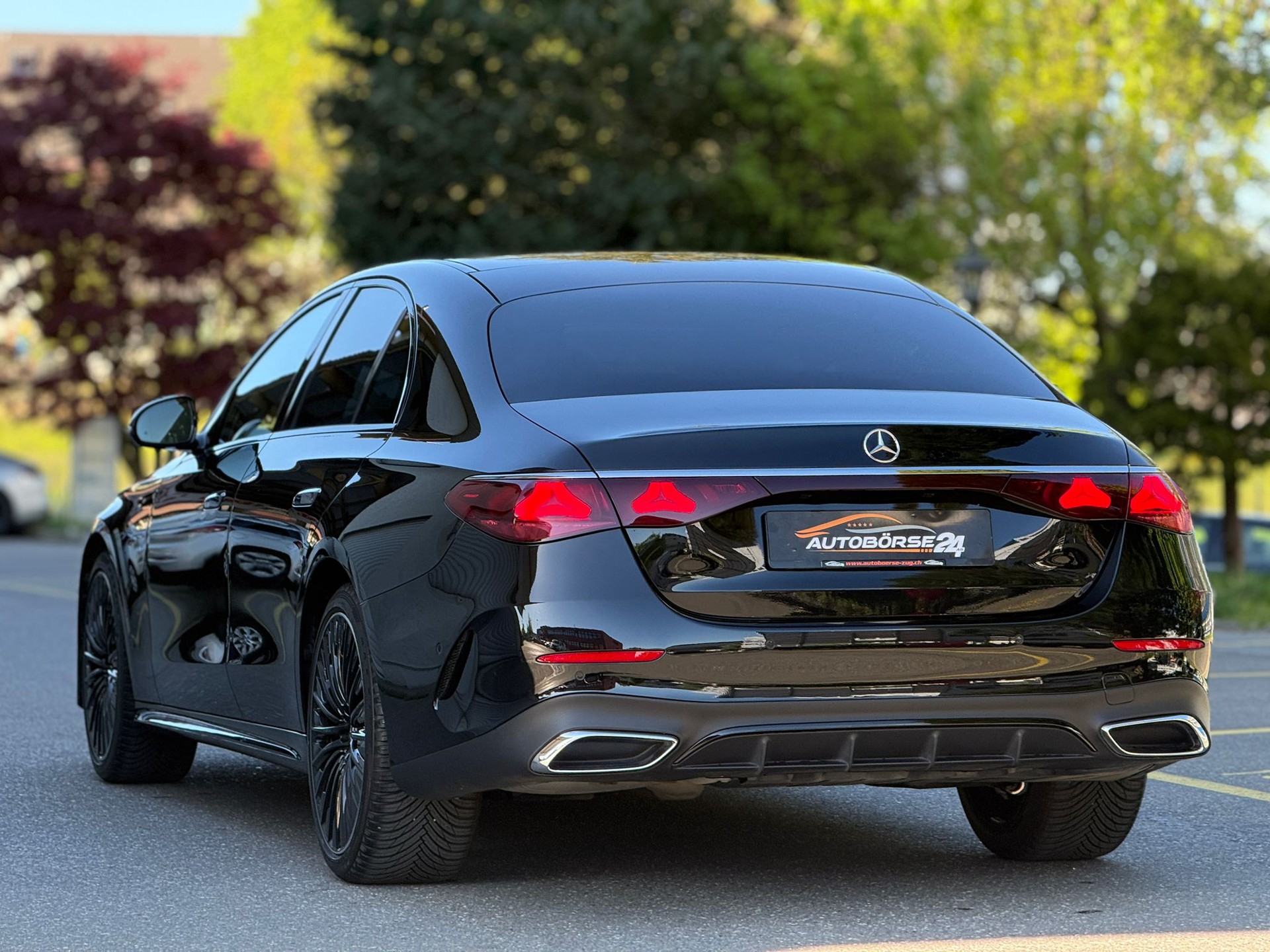 MERCEDES-BENZ E 220 d AMG Line 4matic-showroom-element-3