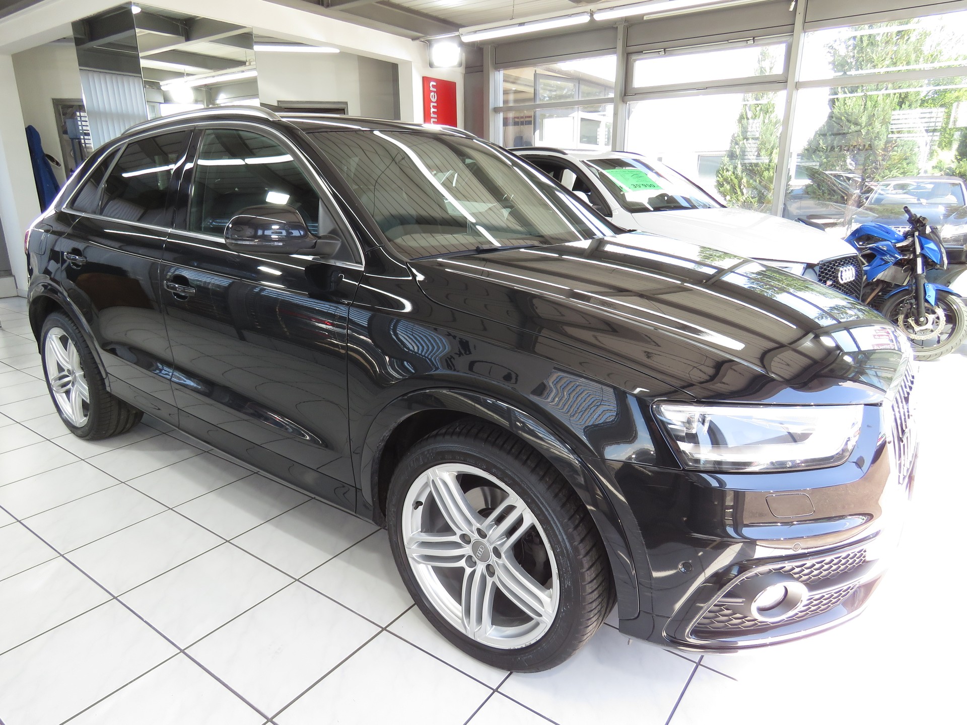 AUDI Q3 2.0 TFSI Quattro S-tronic (Automat)-showroom-element-2