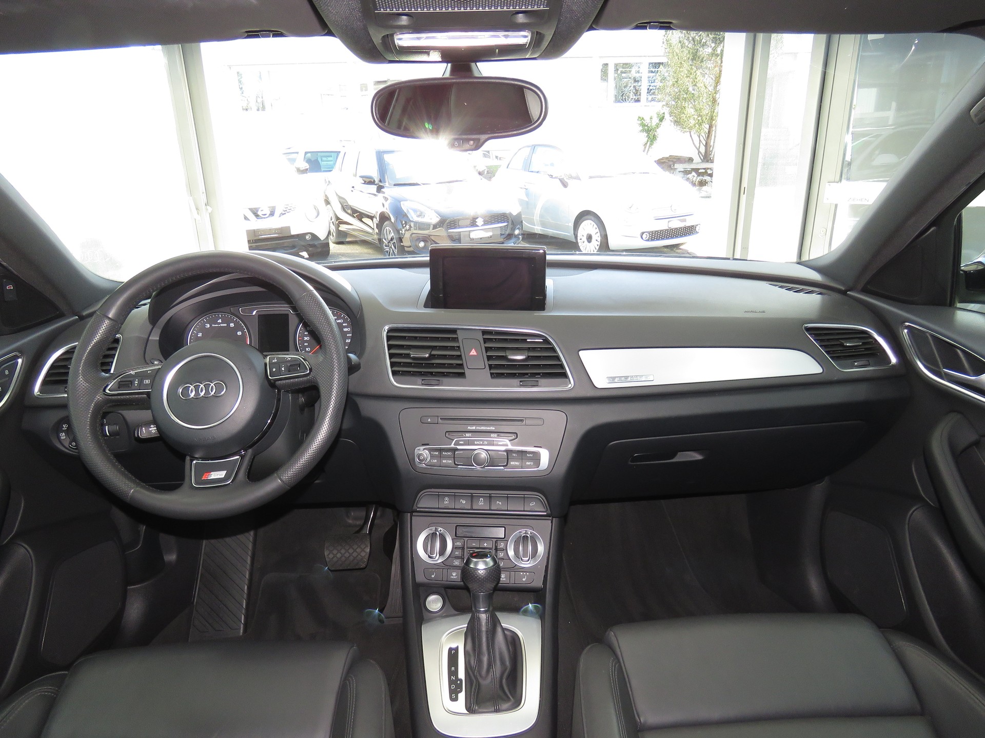 AUDI Q3 2.0 TFSI Quattro S-tronic (Automat)-image-12