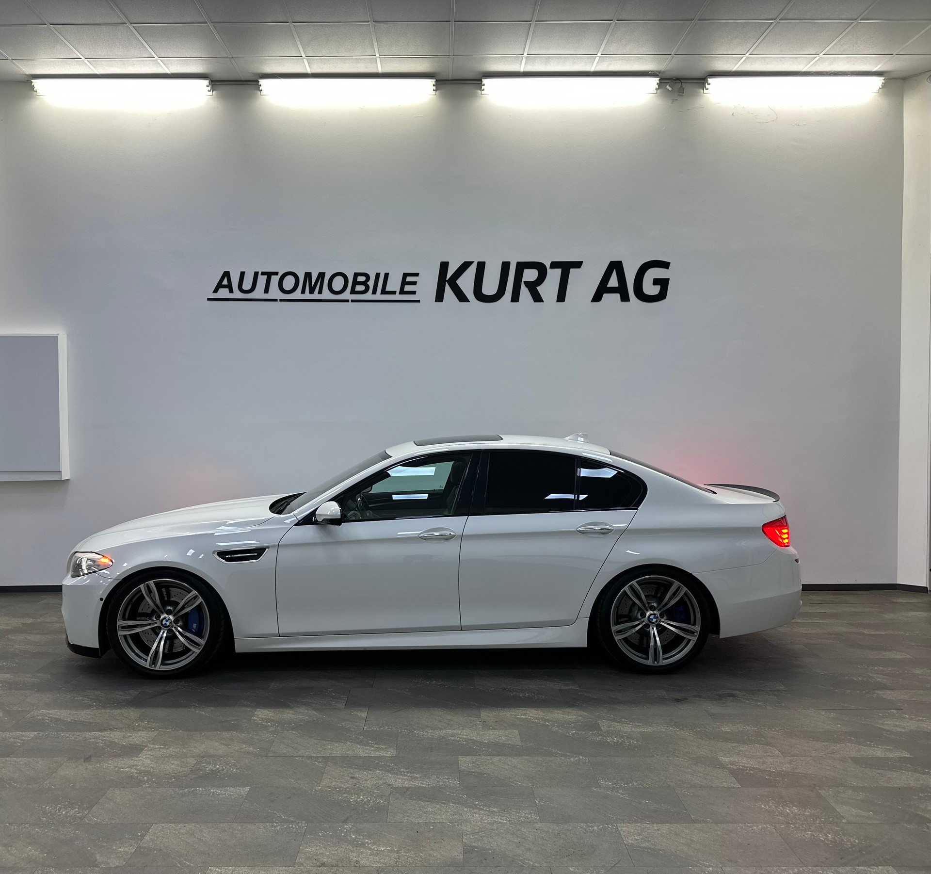 BMW M5 Drivelogic-showroom-element-2
