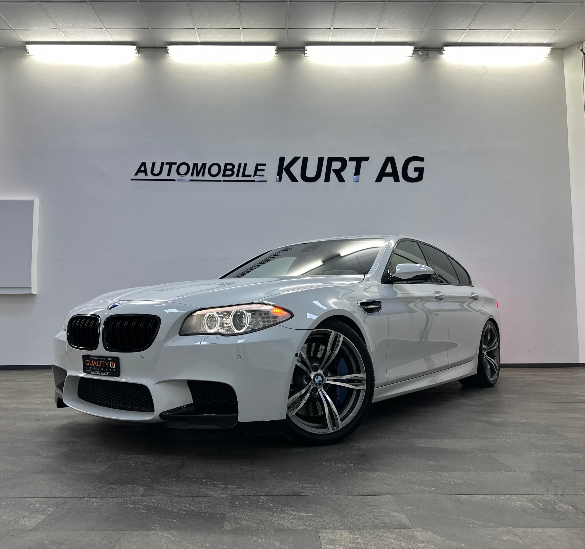 BMW M5 Drivelogic-showroom-element-1