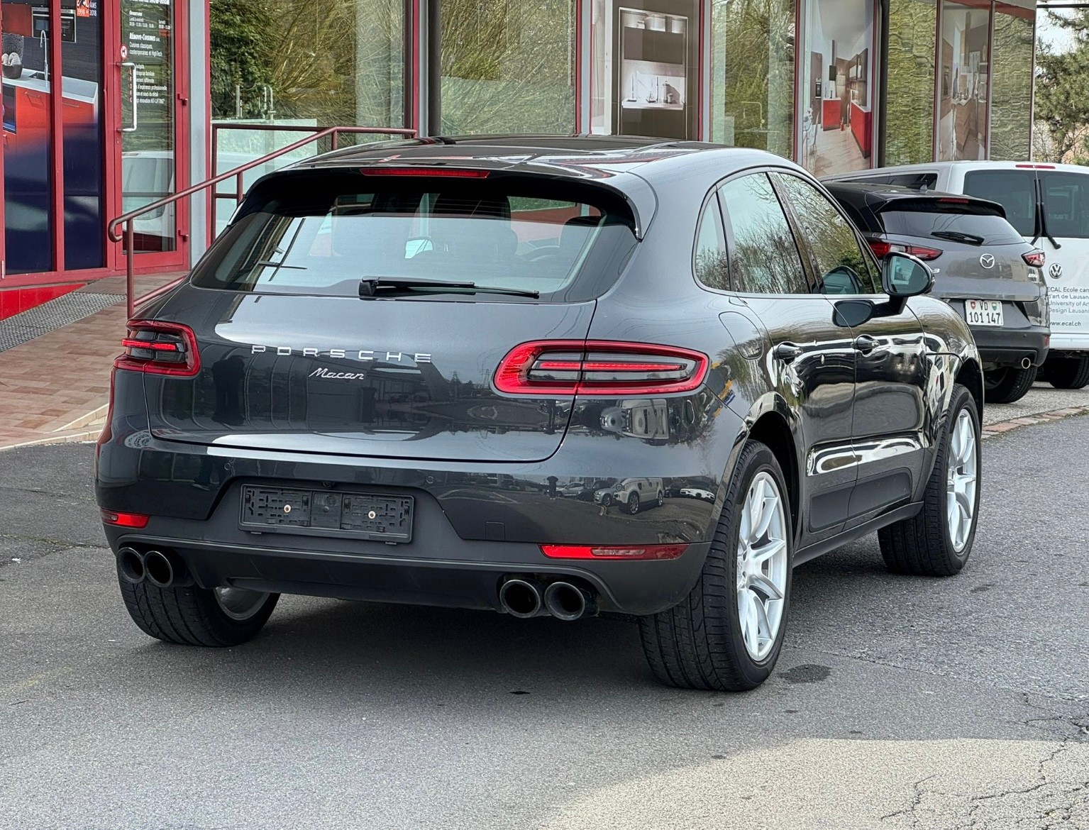 PORSCHE Macan PDK-showroom-element-3