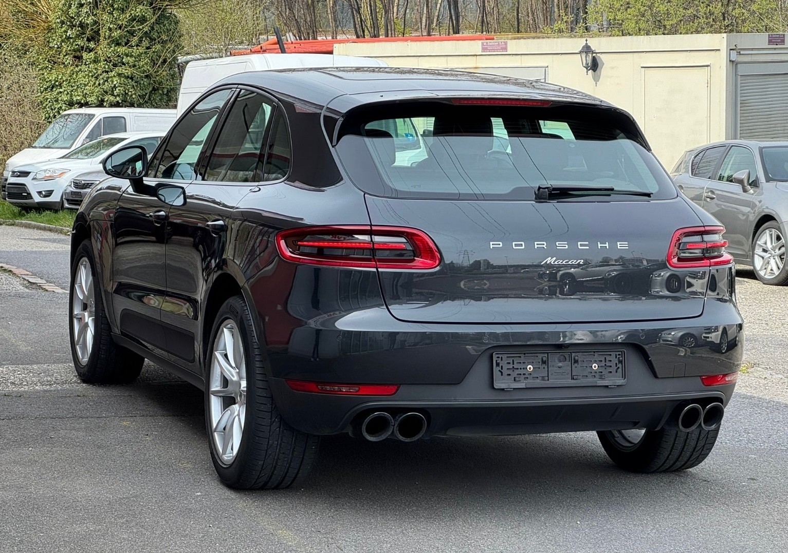 PORSCHE Macan PDK-showroom-element-2