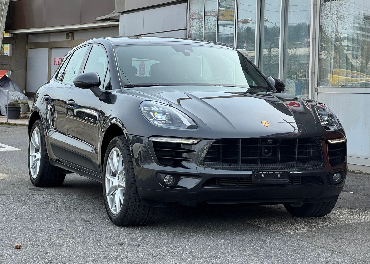 PORSCHE Macan PDK-showroom-element-1