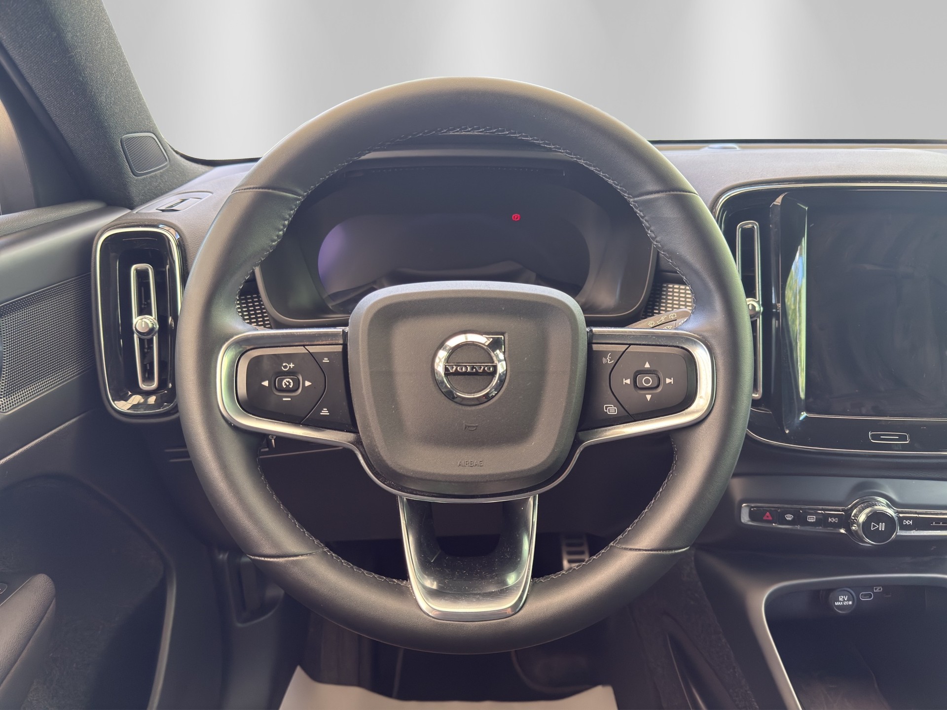 VOLVO XC40 Recharge P6 Plus FWD-image-9