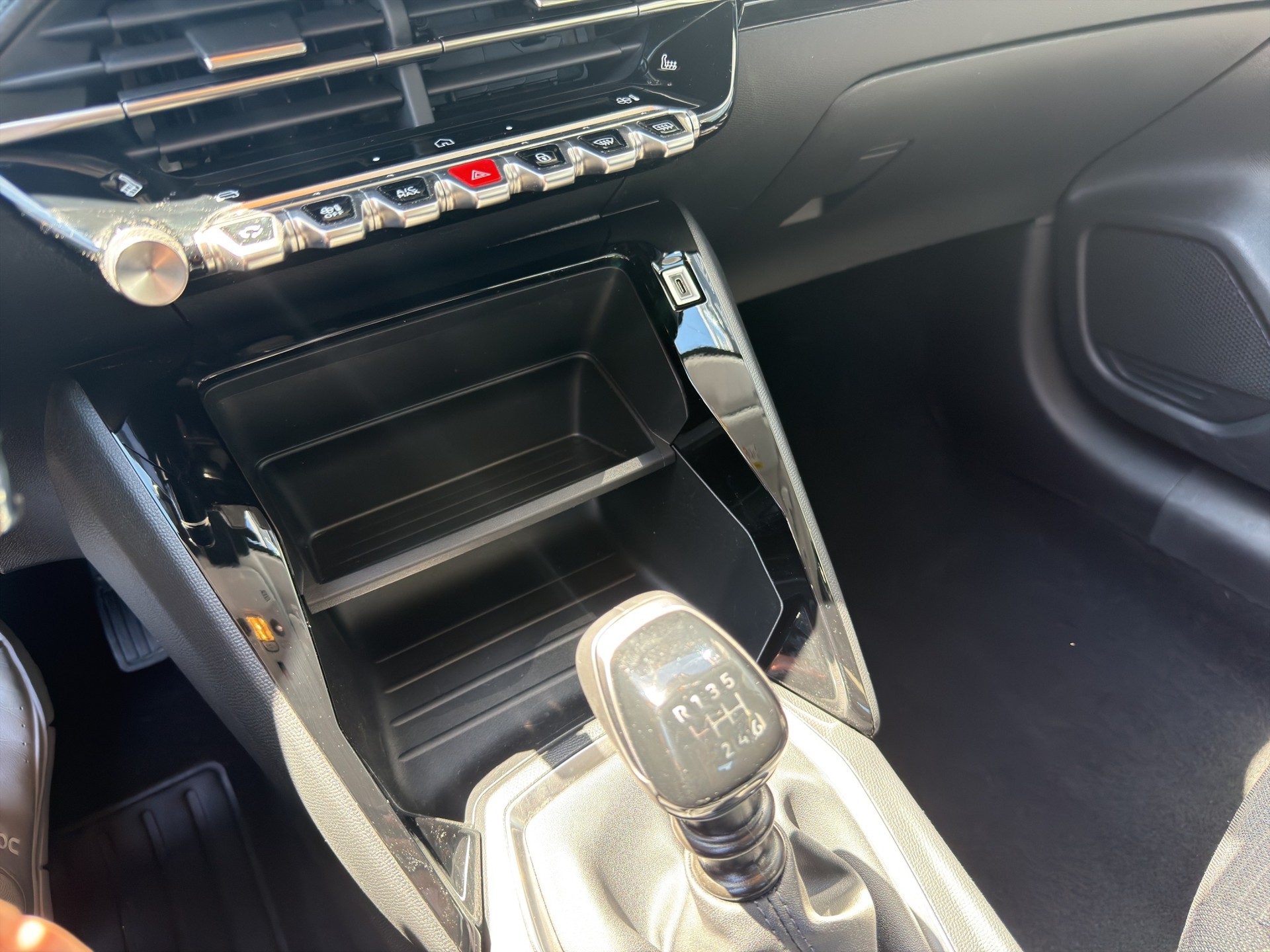 PEUGEOT 208 1.2 Style-image-10
