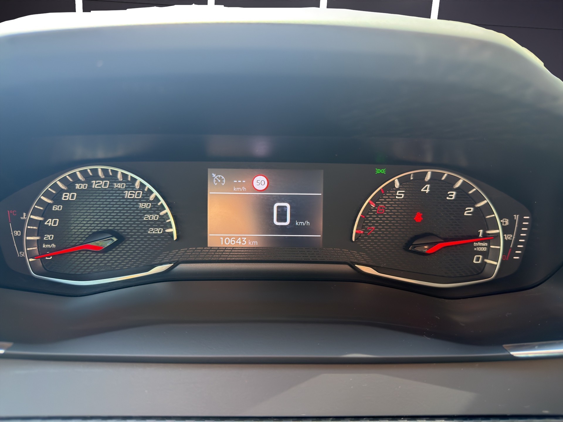 PEUGEOT 208 1.2 Style-image-8
