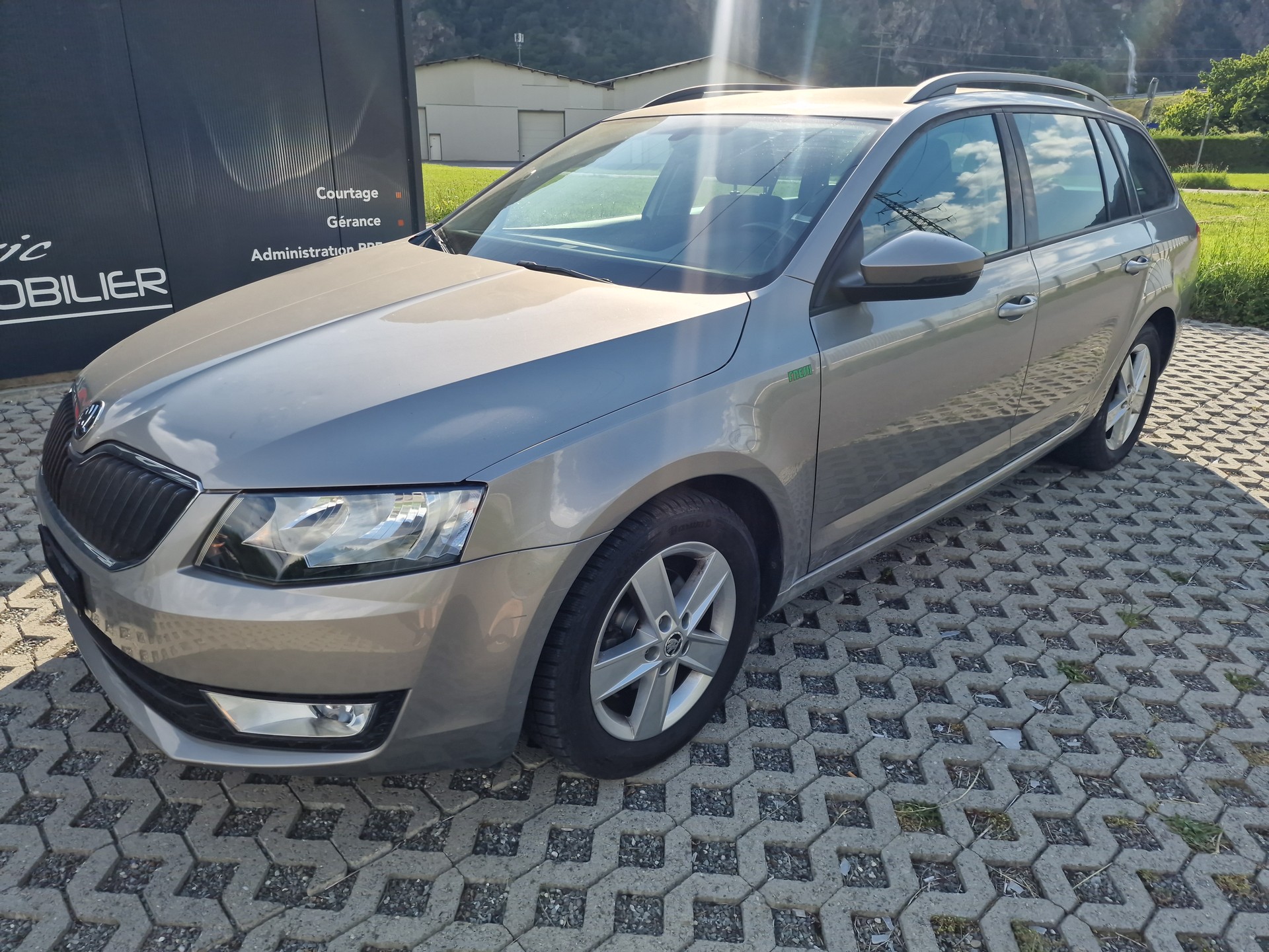 SKODA Octavia Combi 1.2 TSI Fresh-image-1